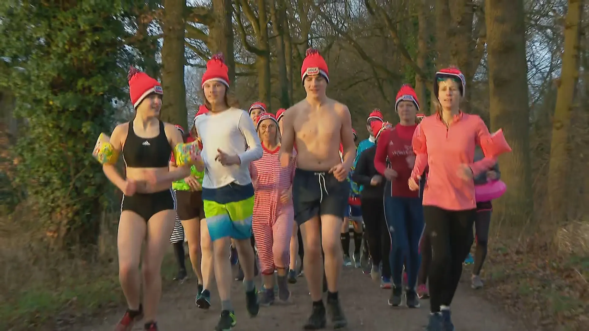 In je zwembroek voor een aanloop van 226 kilometer naar de Nieuwjaarsduik: 'Wel koud'