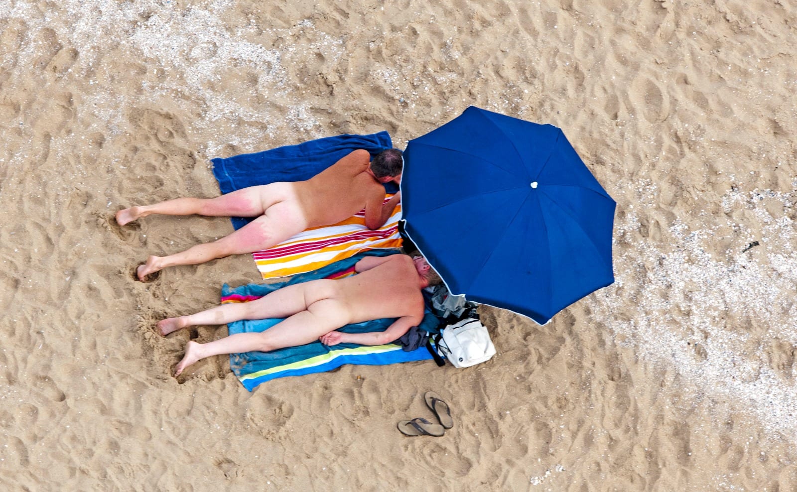 Politieactie tussen naakte strandgangers op Maasvlakte, verdachte trekt kleren uit om niet op te vallen