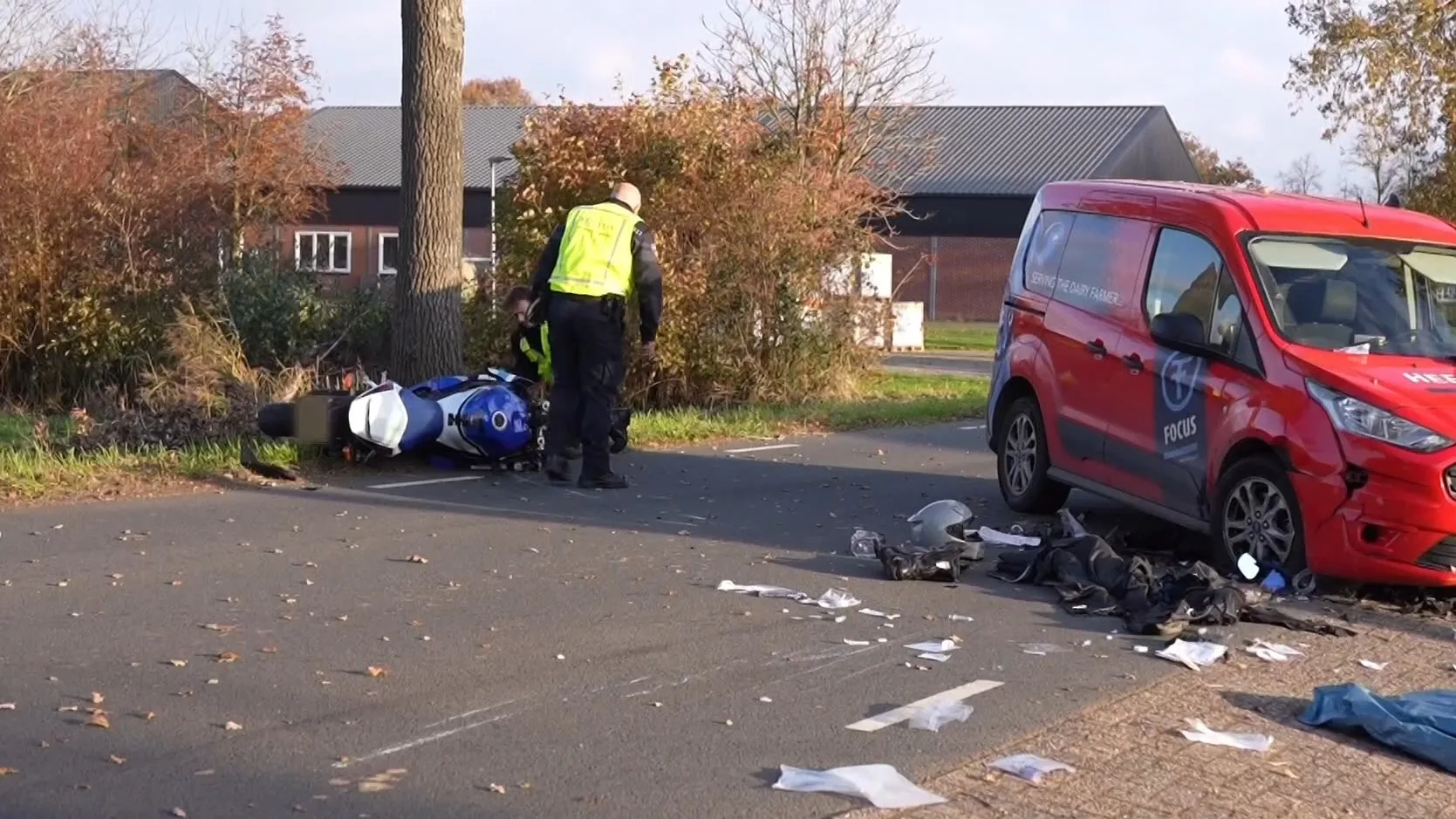 Aanrijding tussen motor en auto: motorrijder (32) overlijdt