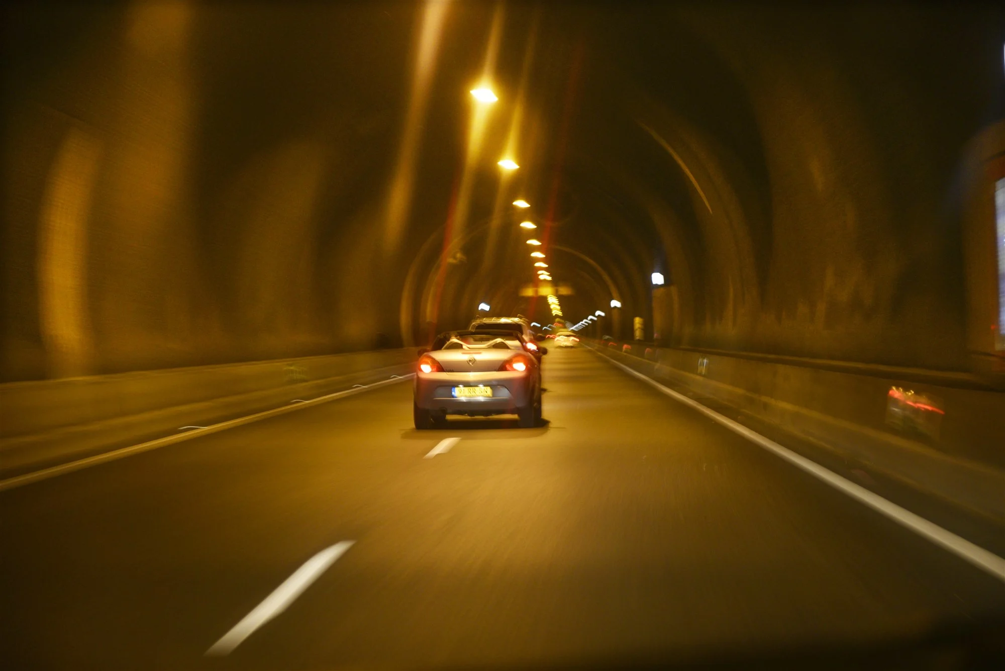 Bejaarde spookrijdster keert twee keer bij de Westerscheldetunnel