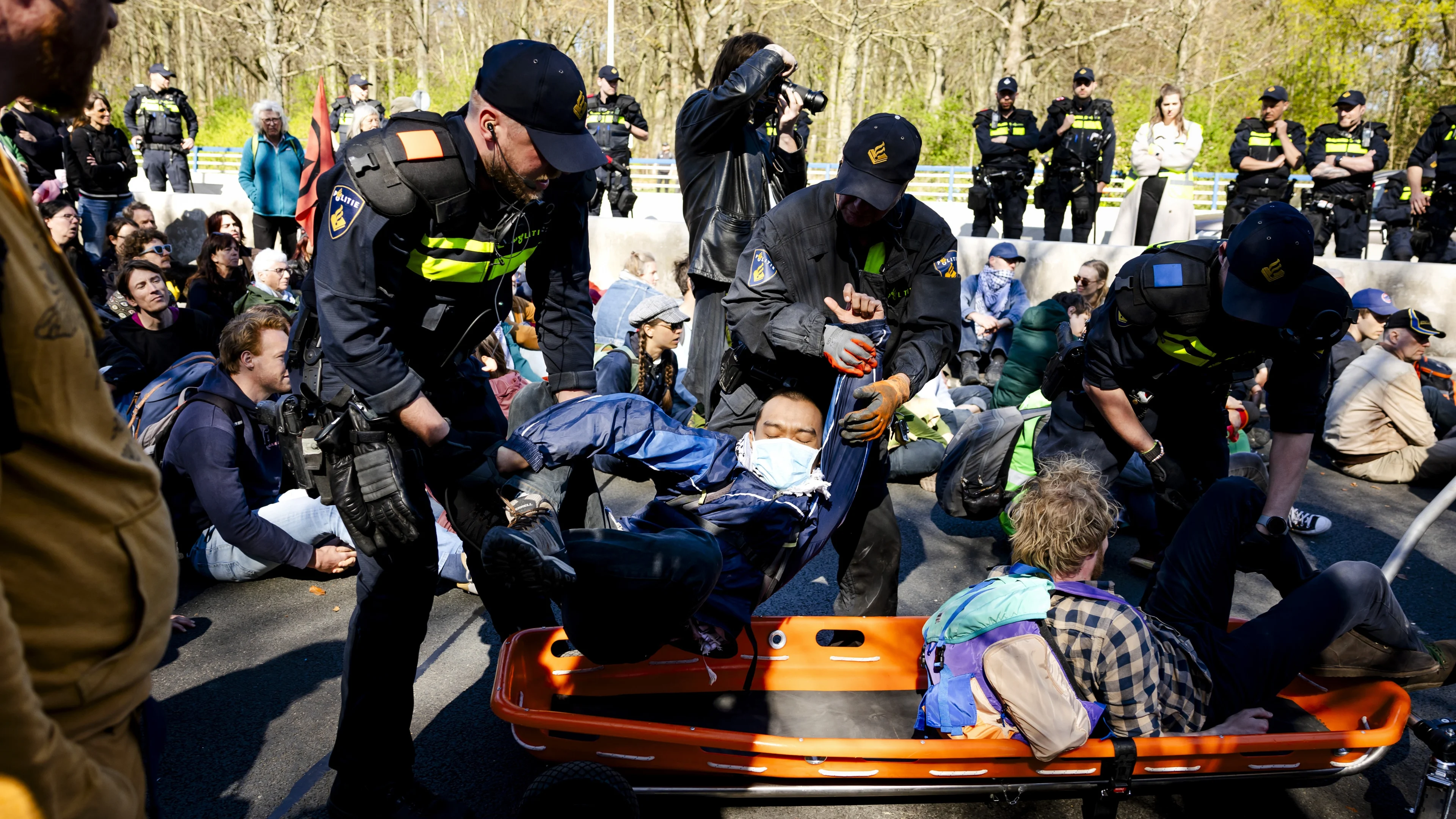 Politie pakt meer dan 500 XR-demonstranten op in Den Haag