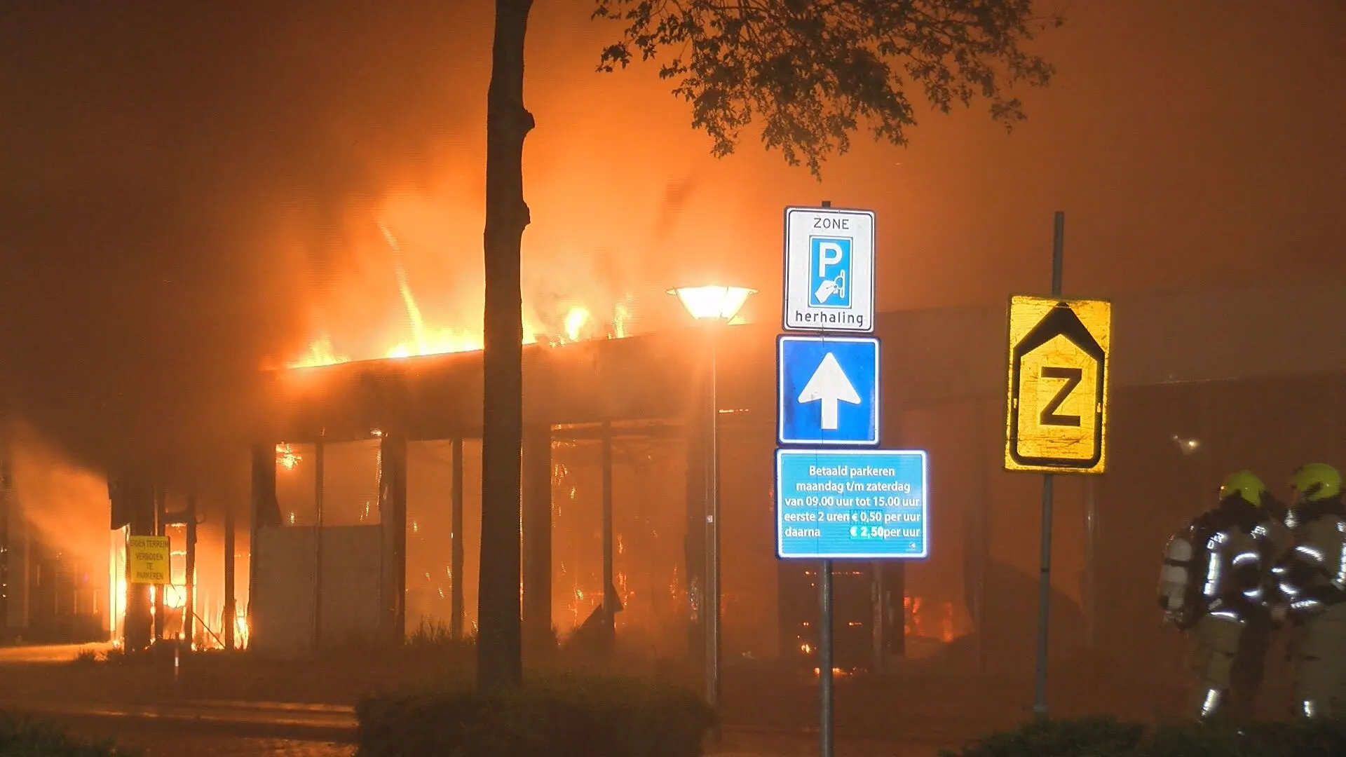 Zeer grote brand legt voormalige garage in Goes in de as