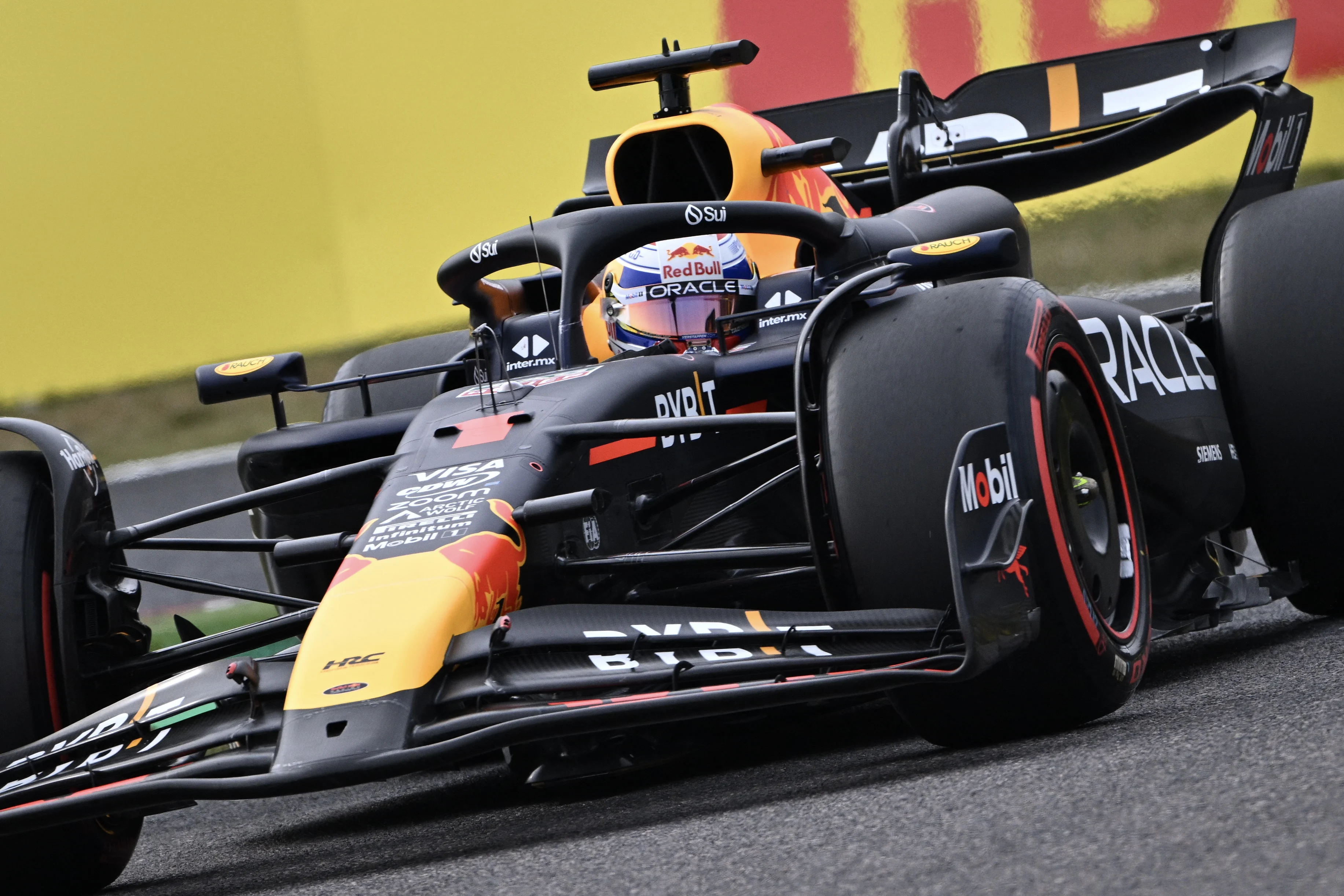 Max Verstappen pakt in Japan vierde pole op rij dit seizoen