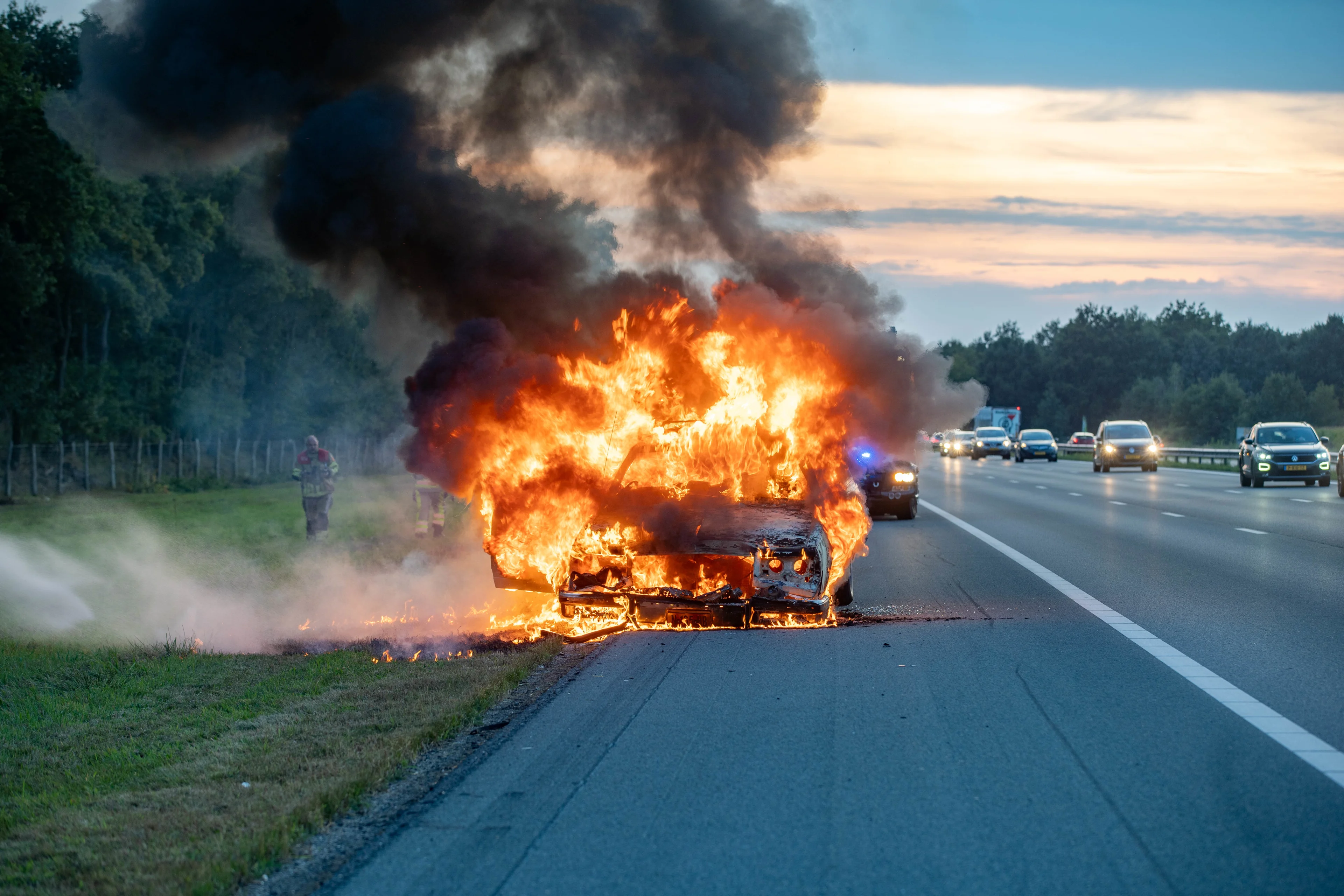 Oldtimer onderweg naar bruiloft in brand op A1 bij Bathmen