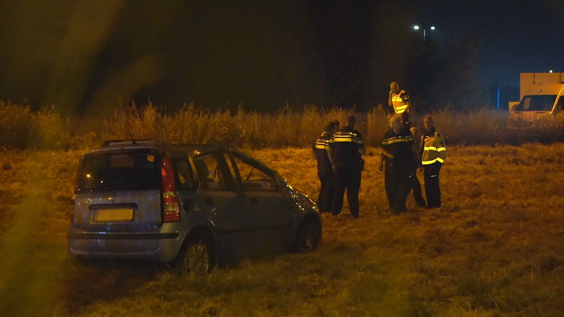 Auto vliegt over de kop op A15 bij Hendrik-Ido-Ambacht, bestuurder (19) overlijdt