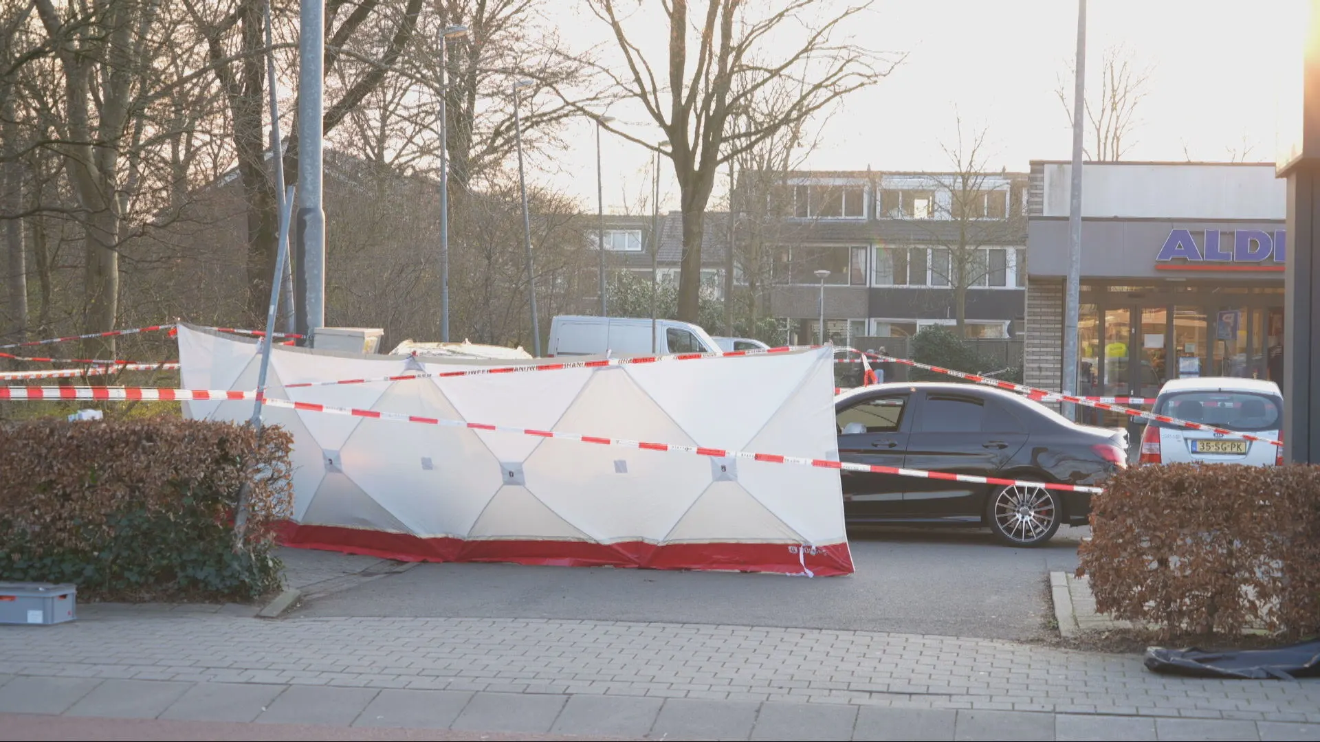 Dode (44) bij schietincident bij supermarkt Zwolle, veel mensen zagen het gebeuren