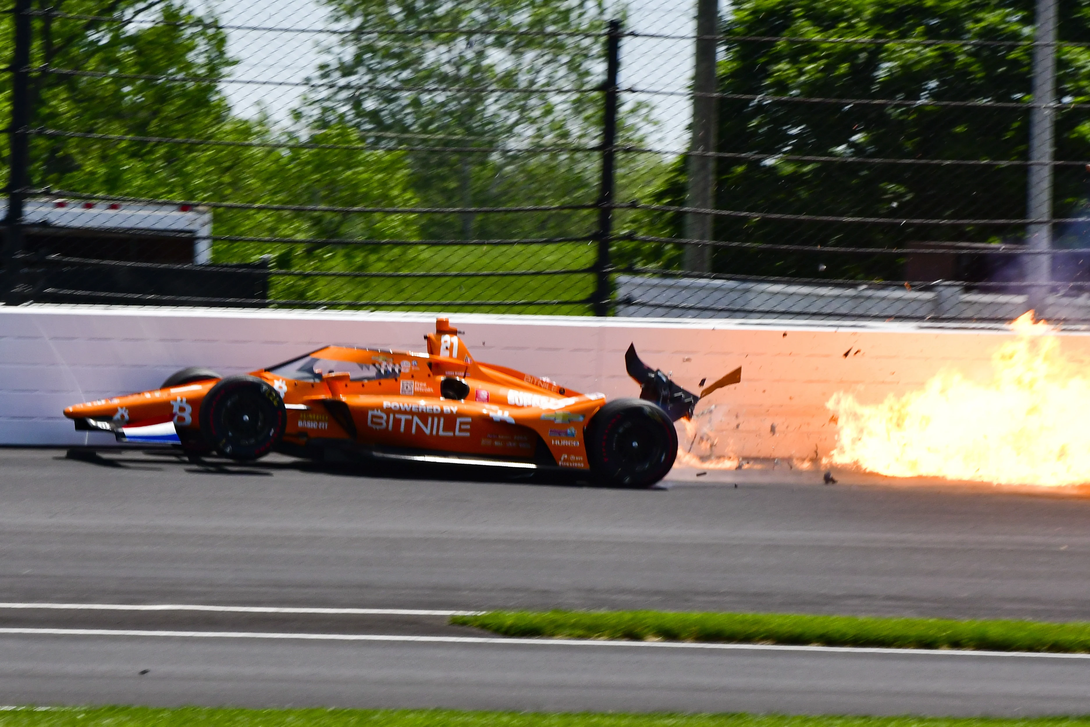 Rinus van Kalmthout crasht hard in muur tijdens Indy 500