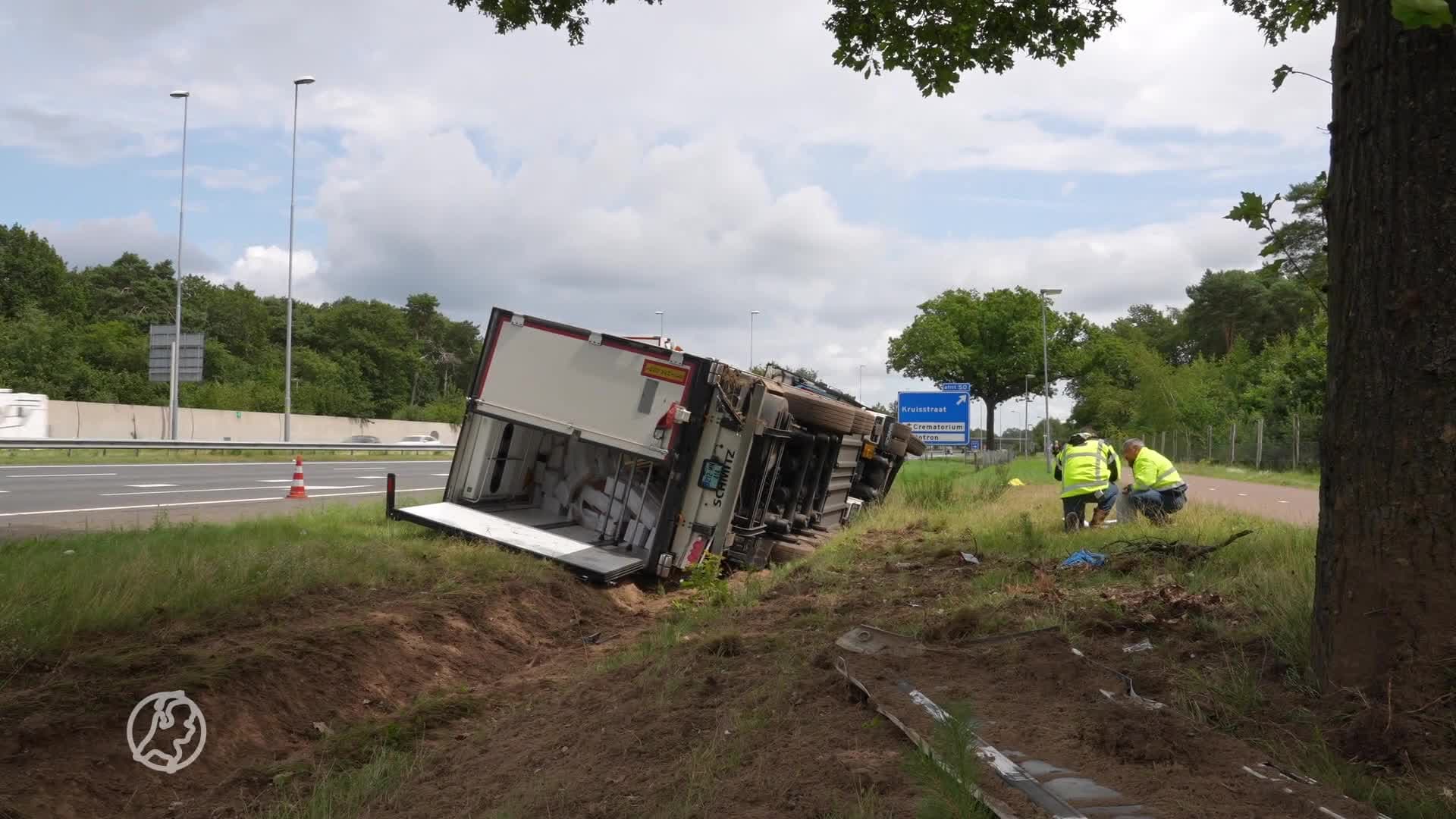 Vrachtwagen vol met farmaceutische middelen gekanteld in greppel bij A59
