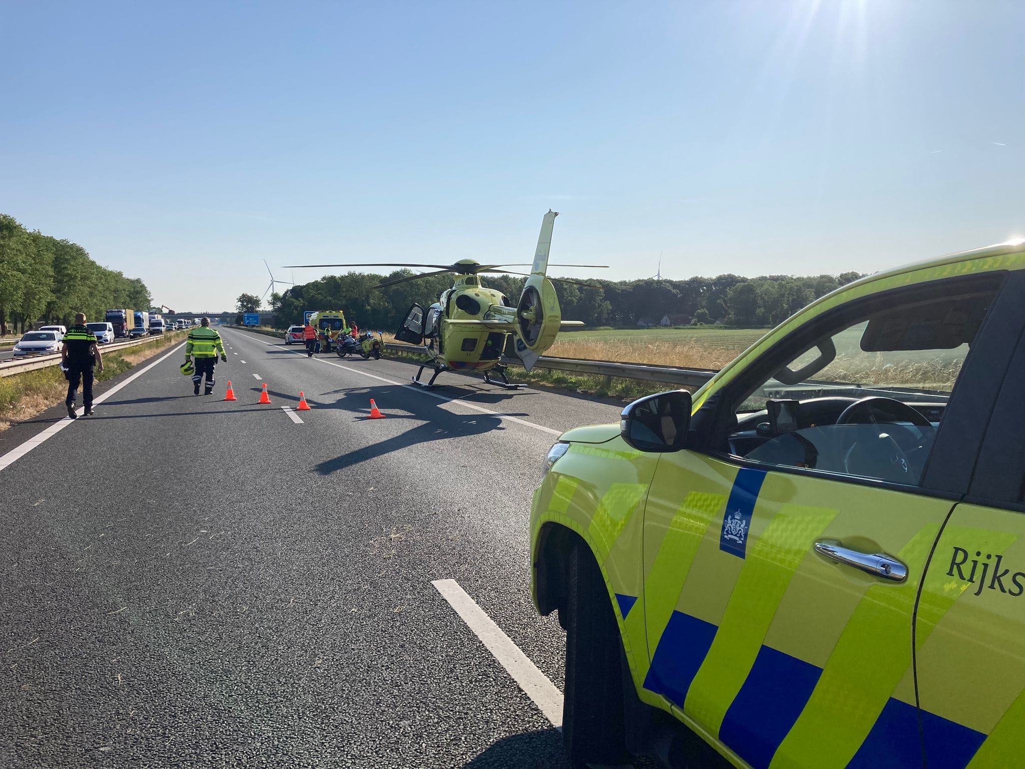 Traumahelikopter landt midden op A17 om medische noodsituatie