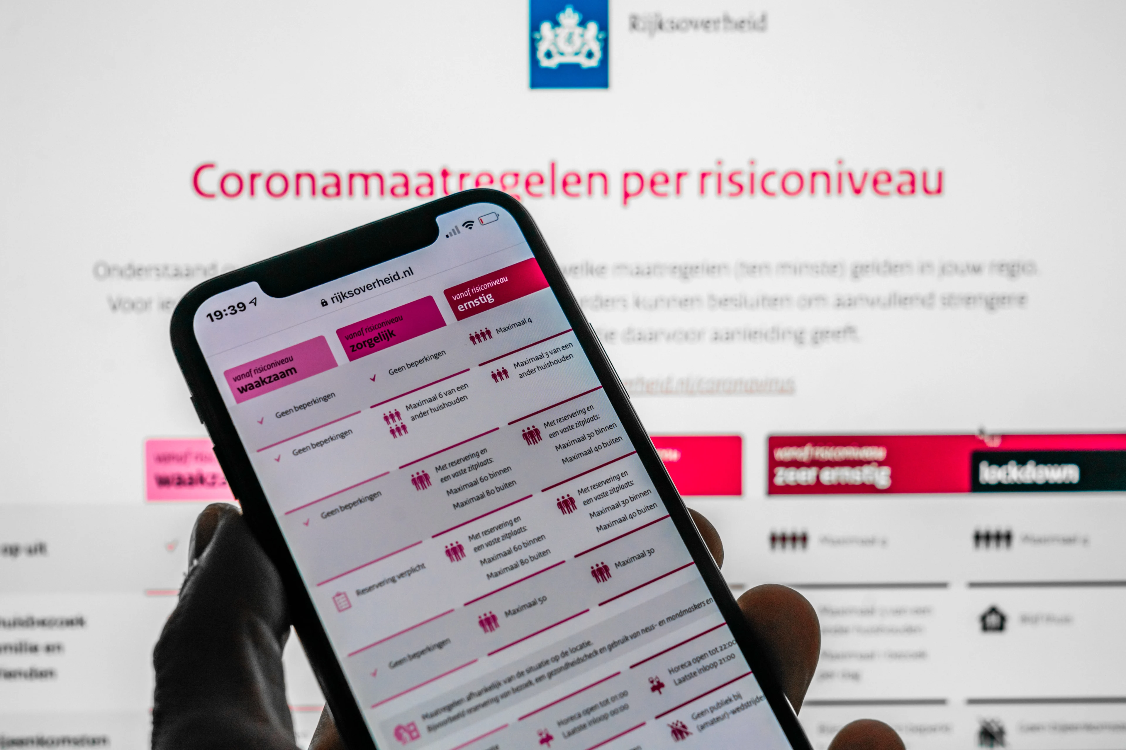 LIVEBLOG | Fors meer nieuwe coronabesmettingen • Genoeg griepvaccins om 60- tot 70-jarigen in te enten