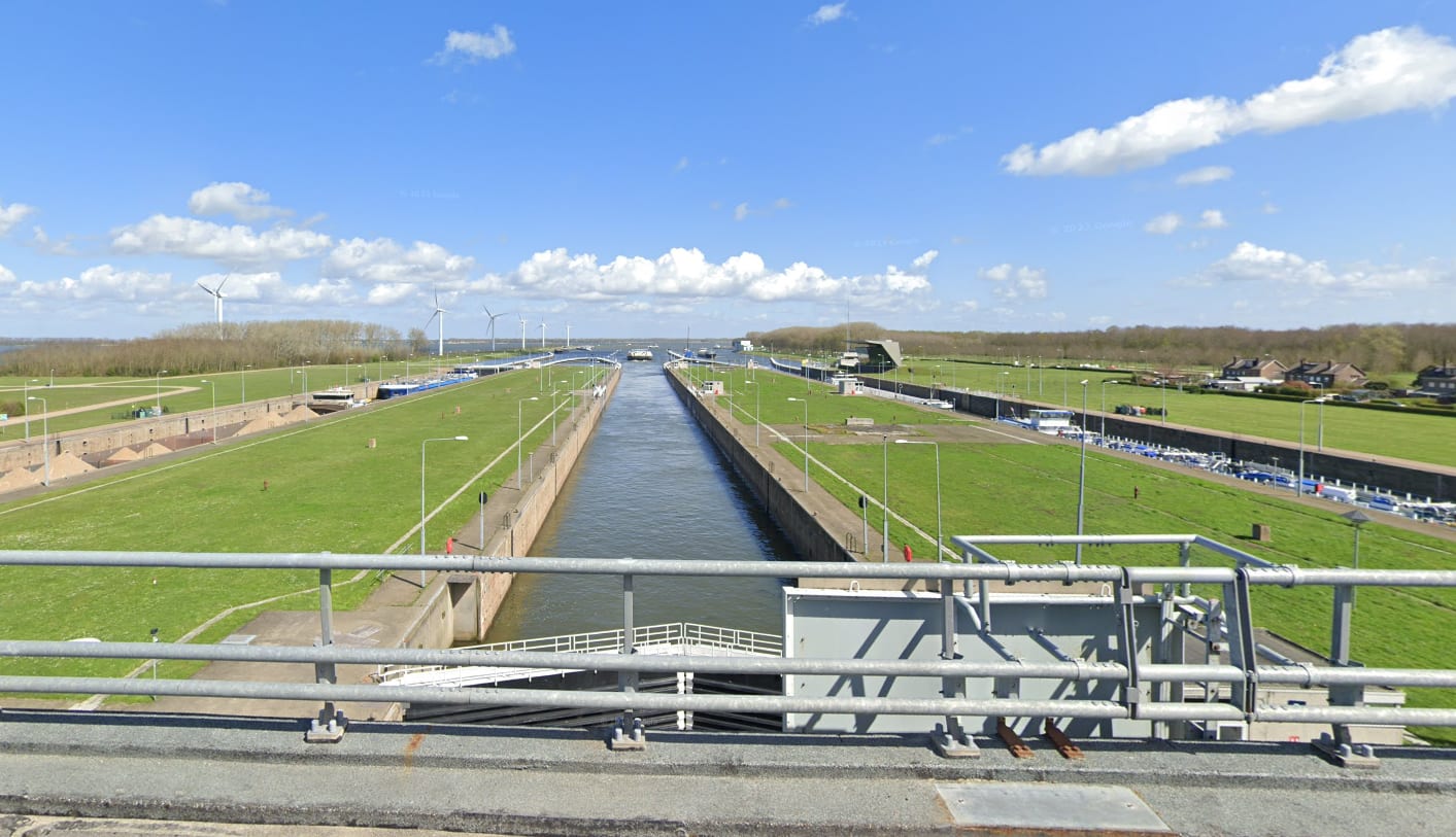 Levensgevaarlijke situatie: schipper bijna overvaren na harde aanvaring Willemstad