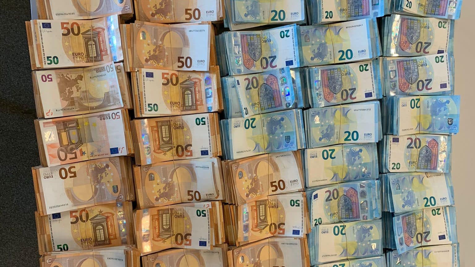 Vrouw met 390.000 aan cash en man met peperdure horloges aangehouden op Schiphol