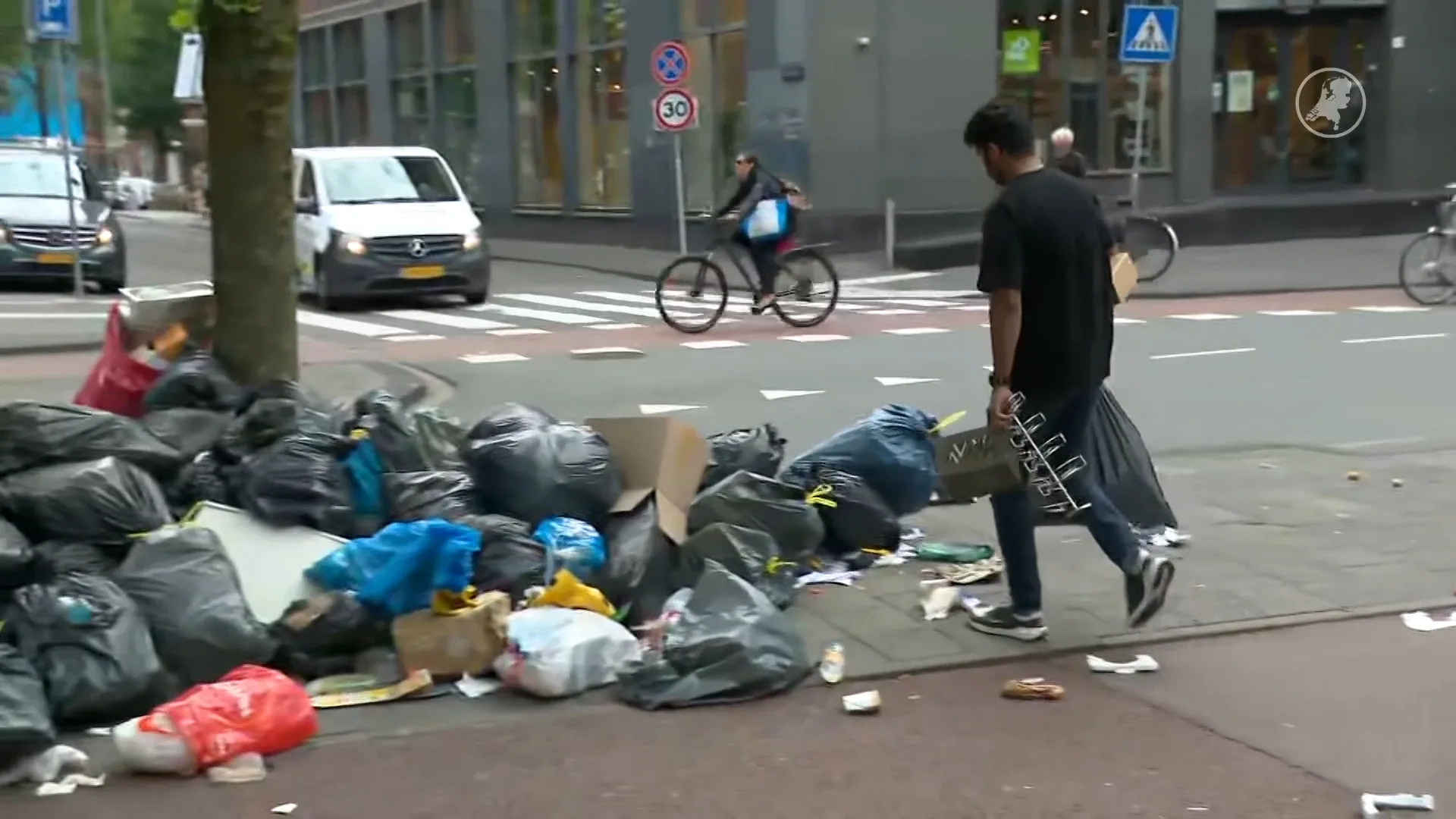 Troep en kapotte vuilniszakken op straat: door staking wordt afval 3 dagen niet opgehaald
