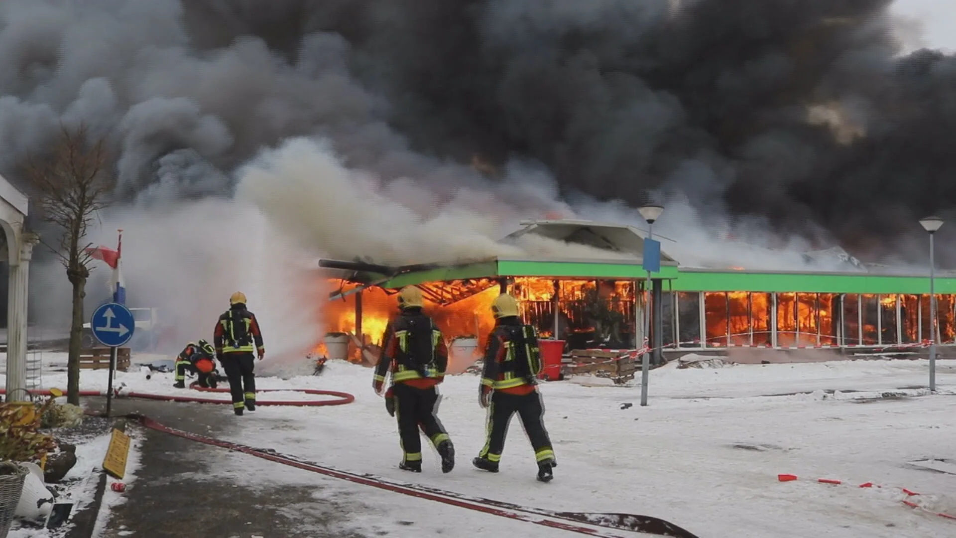 Twee brandweermannen gewond tijdens blussen zeer grote brand tuincentrum Lisse