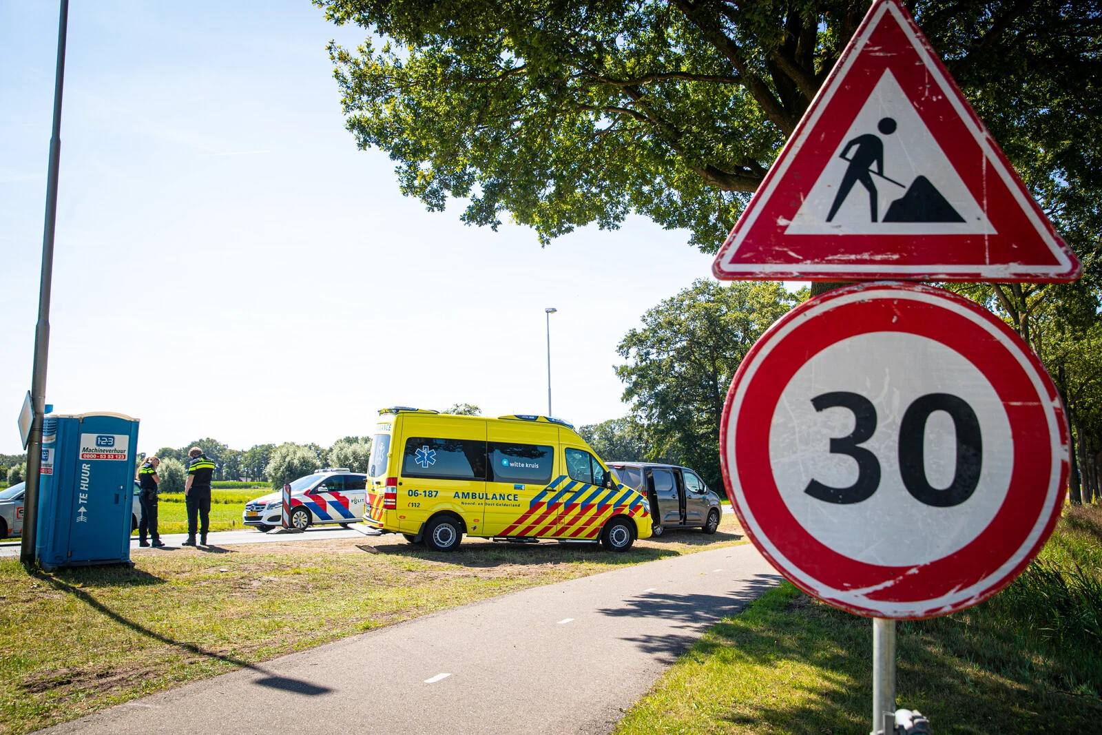 Verkeersregelaar aangereden door cabrio in Wezep, bestuurder rijdt door