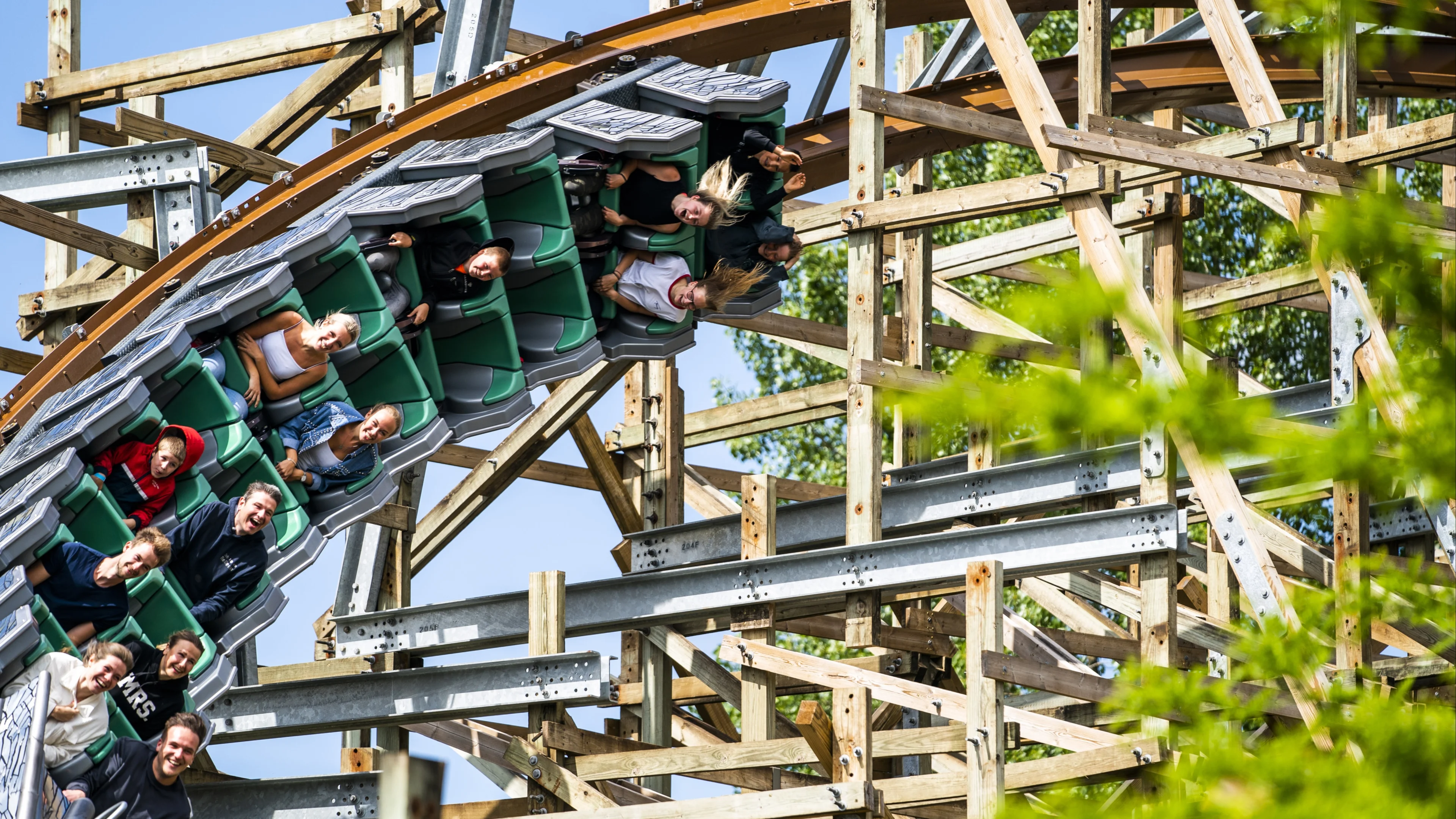 Meerdere elektrische auto's in de fik op parkeerterrein Walibi