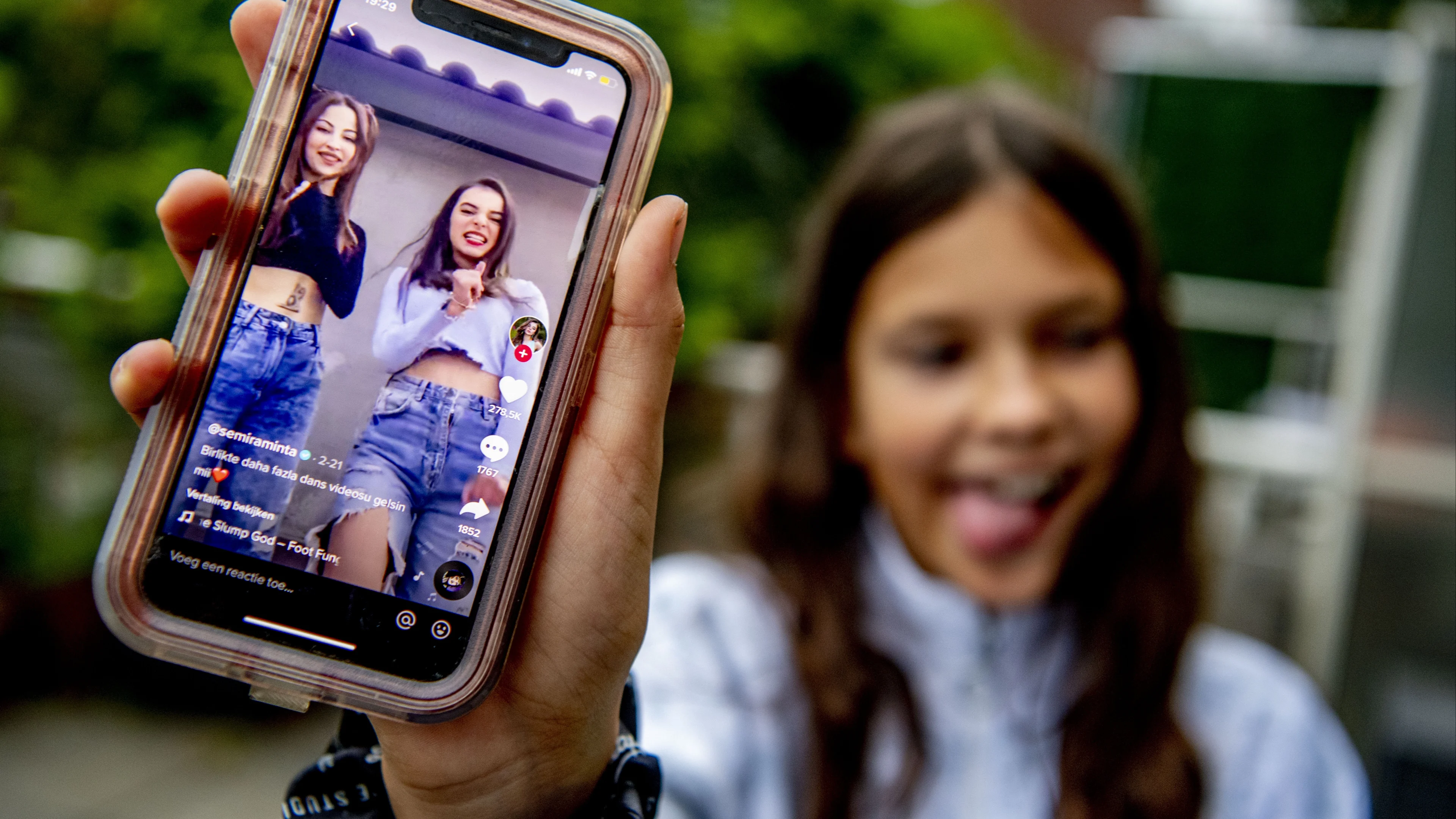 ChristenUnie wil TikTok verbieden, kabinet deelt zorgen: 'Kinderen beschermen'