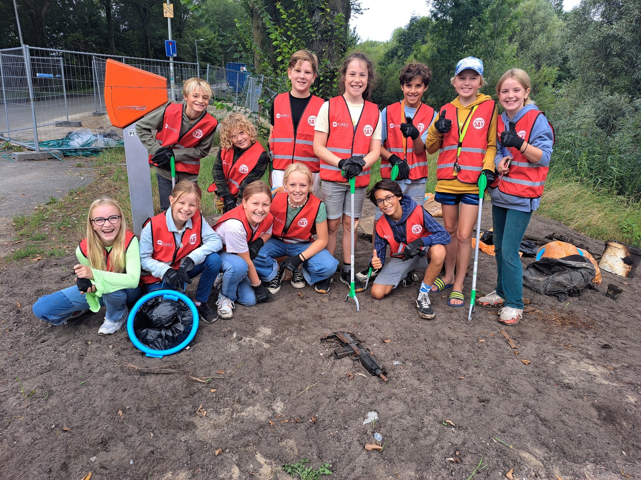 Scholieren vinden uzi tijdens Cleanup Day in Amsterdam-Noord