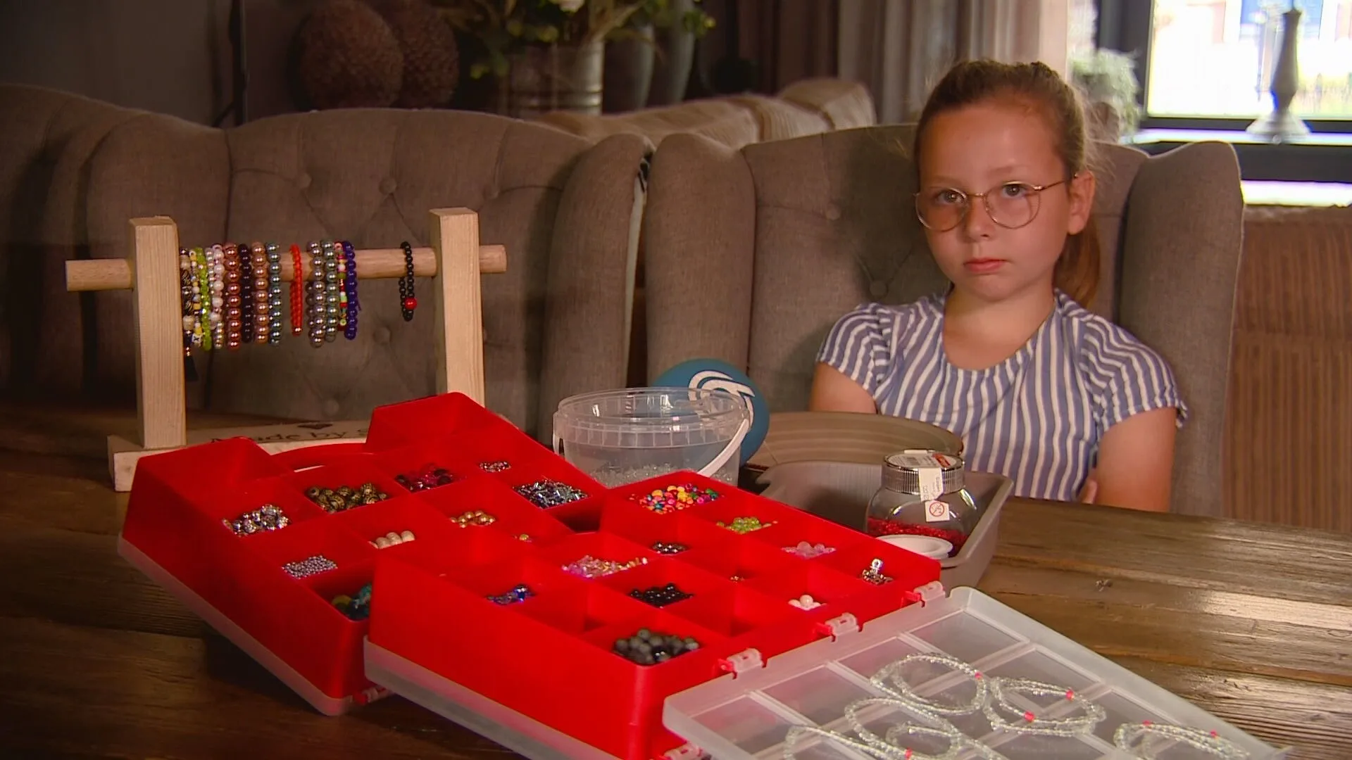 Veel steun voor gepeste Suze (9), duizenden bestellingen voor 'stop pest-armbandje'