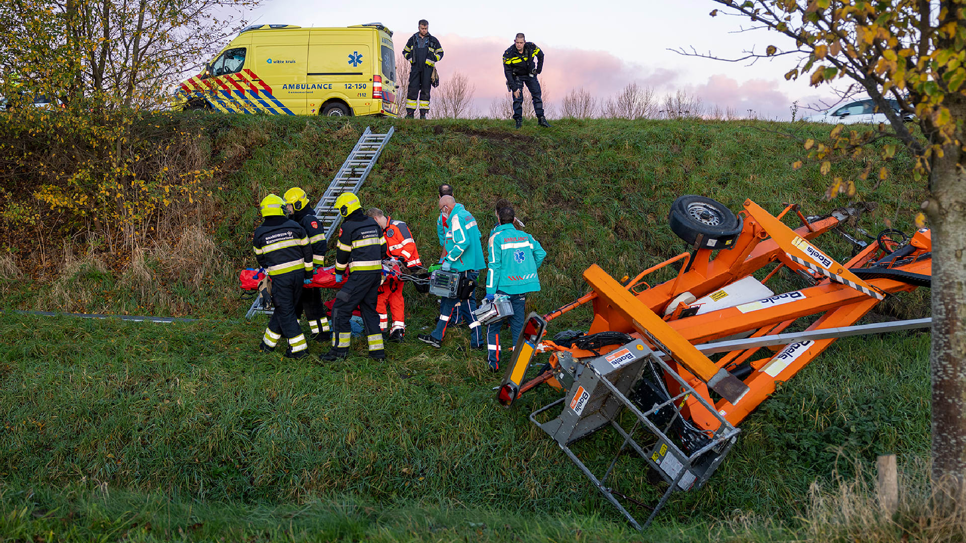 Hoogwerker breekt los van wagen en belandt op fietser in Uitgeest