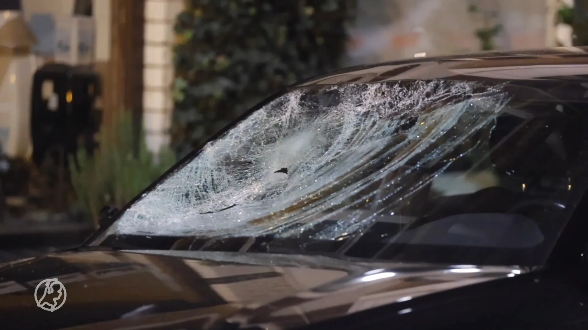 Man valt van balkon op geparkeerde auto, raakt zwaargewond