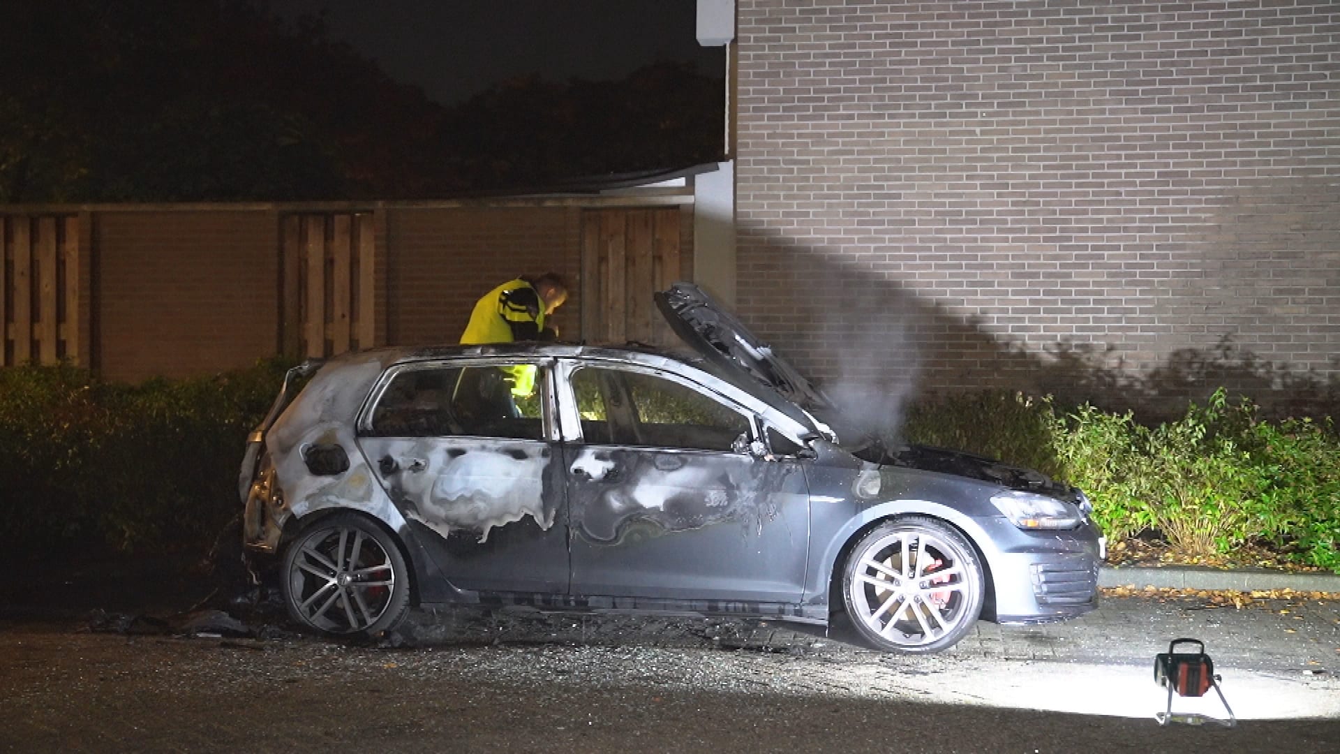Dakdekkersstrijd in Den Bosch gaat verder: na explosies is nu auto uitgebrand