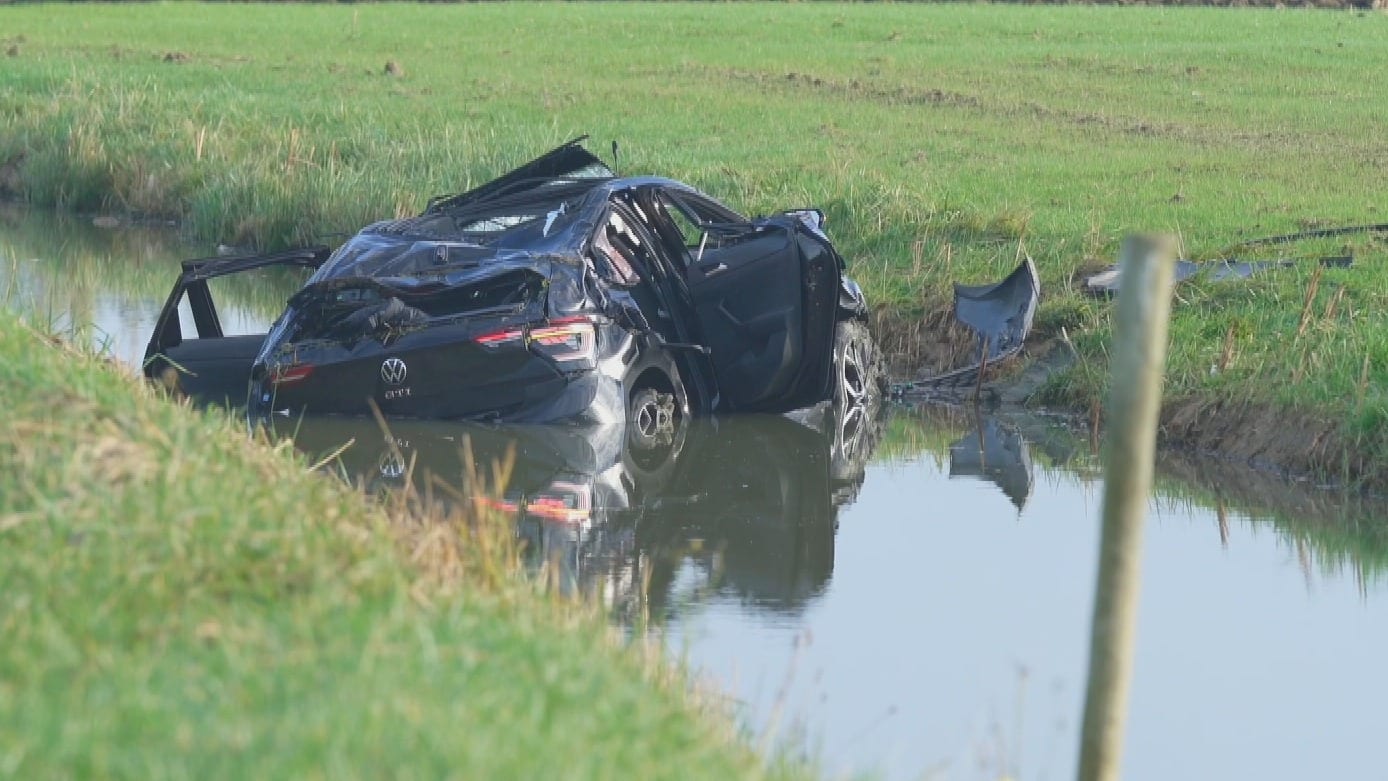 Zwaar ongeluk op N421 bij Houten, auto met 5 jongeren belandt in sloot