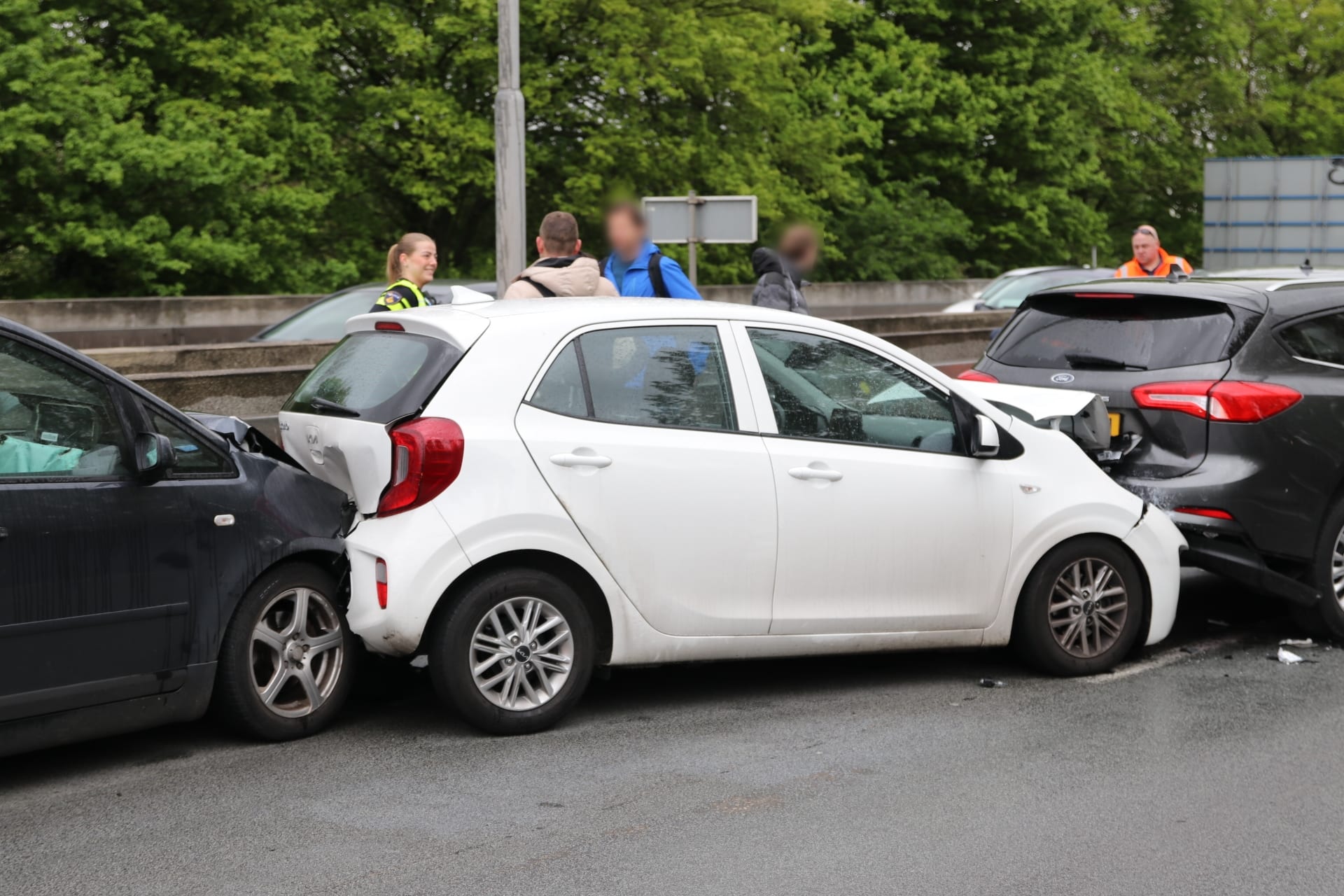 Kettingbotsing met meerdere auto's zorgt voor file op A44