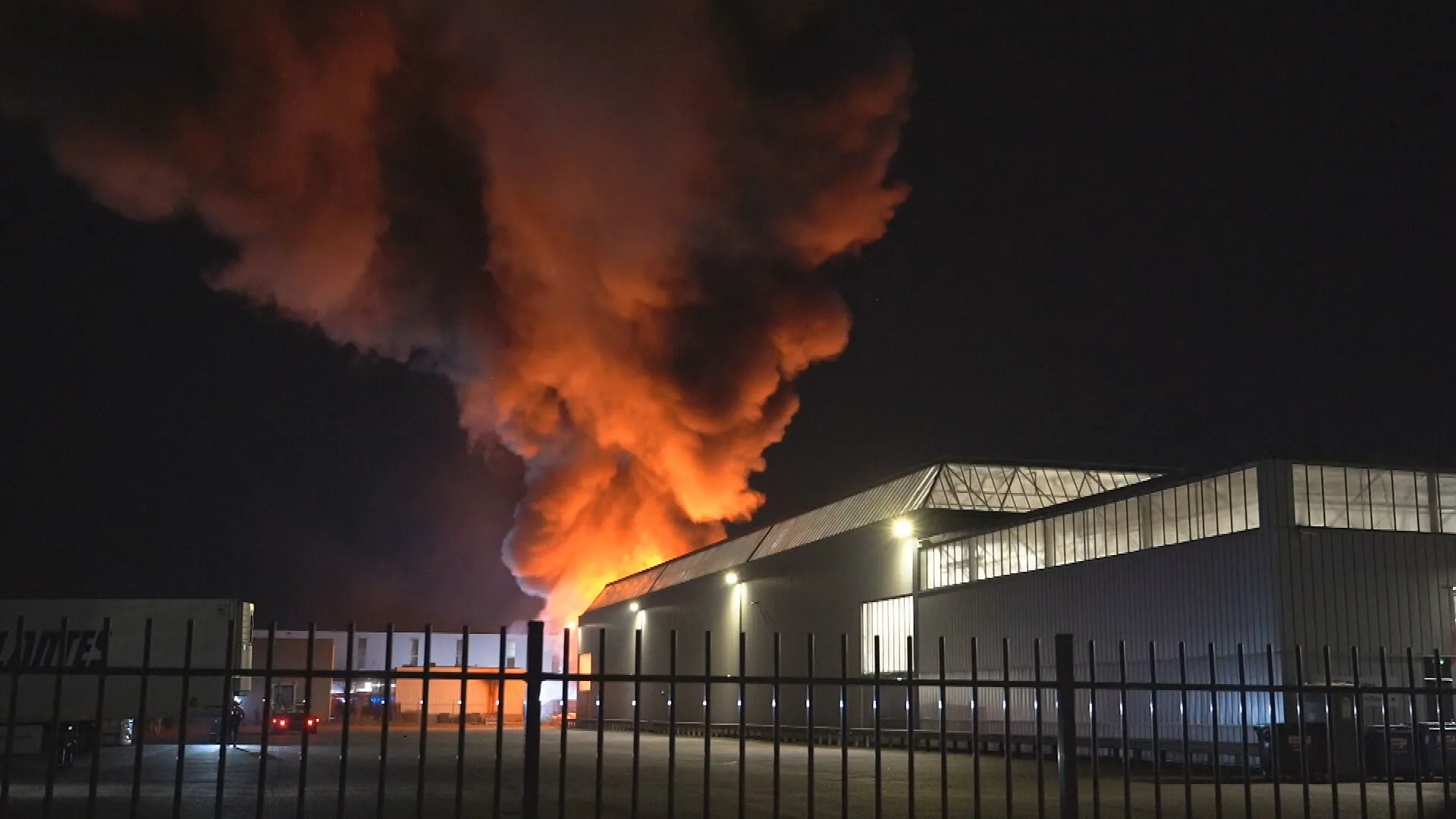 Grote brand verwoest autobedrijf in Raamsdonksveer, gewonde naar ziekenhuis