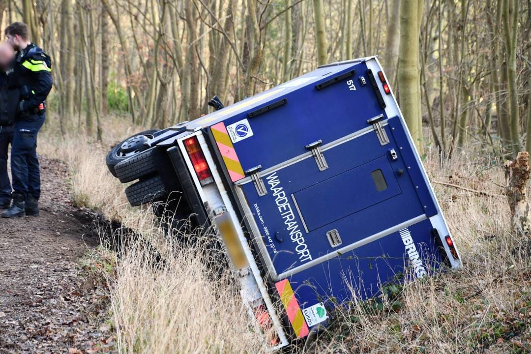 Waardetransportauto glibbert greppel bij Oostkapelle in