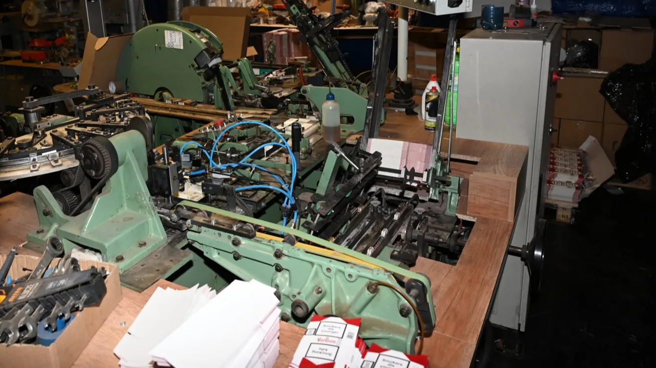 Illegale sigarettenfabriek in Haarlemmermeer ontdekt, tien man opgepakt