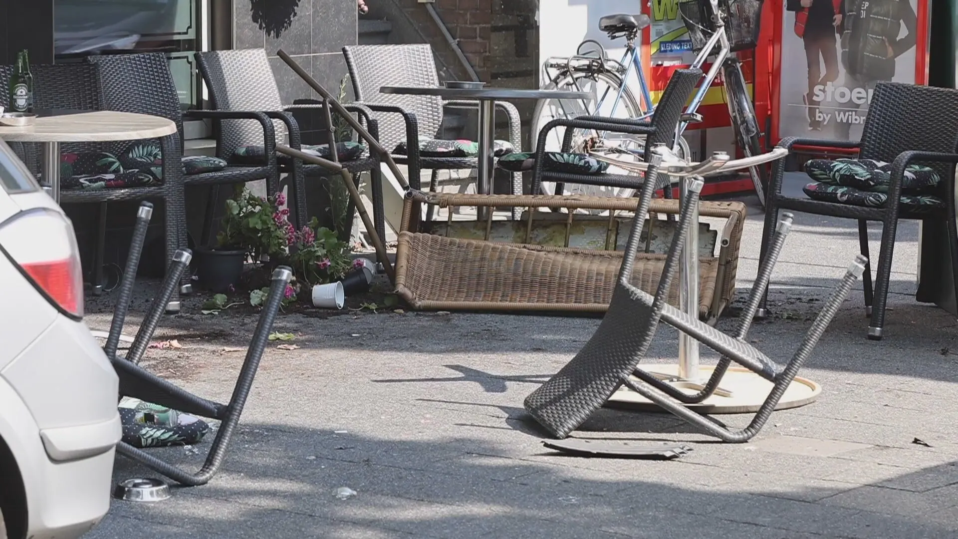 Auto rijdt terras op voor café in Den Haag