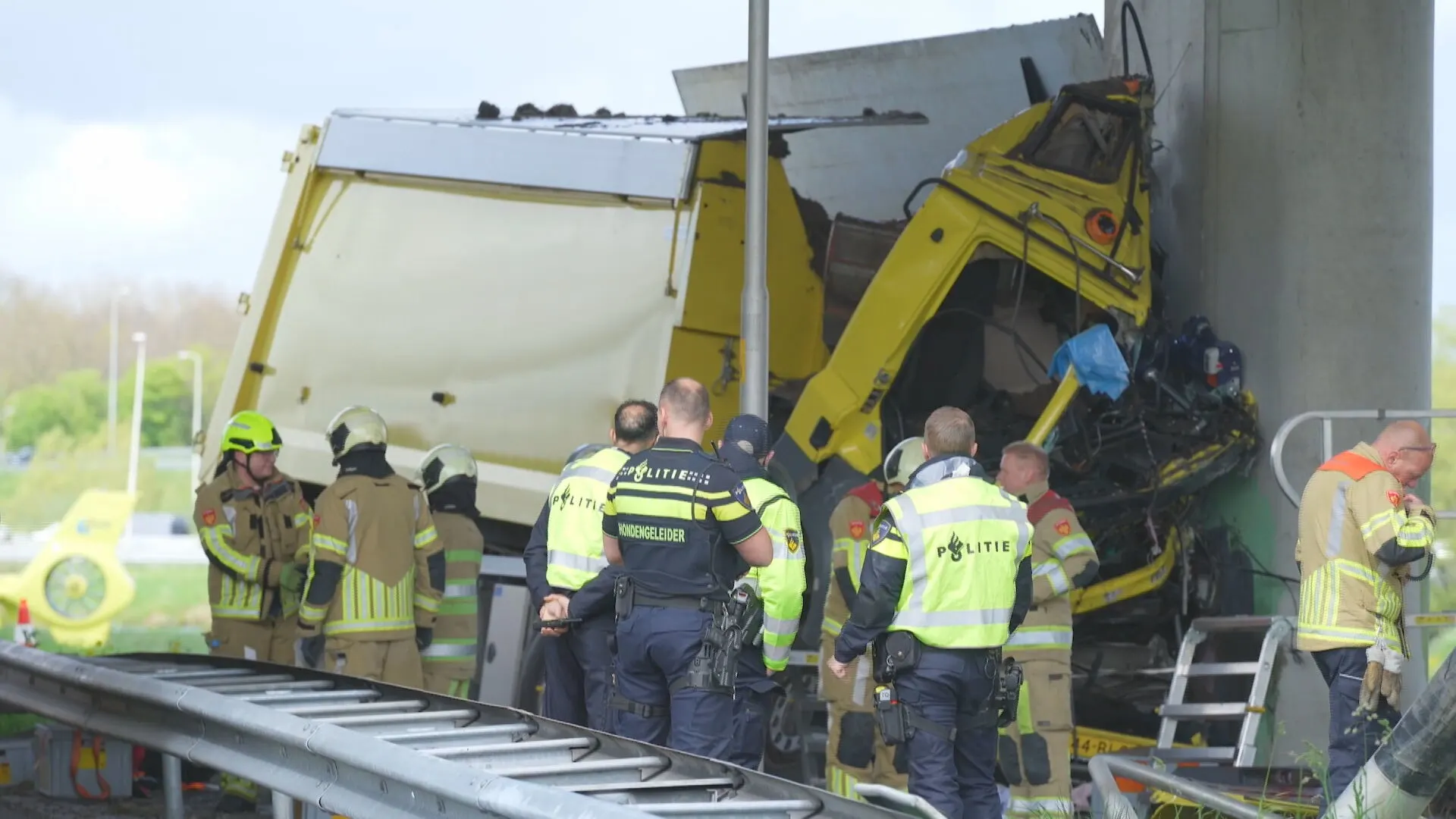 Vrachtwagen knalt tegen viaduct op A2, chauffeur bekneld in cabine 