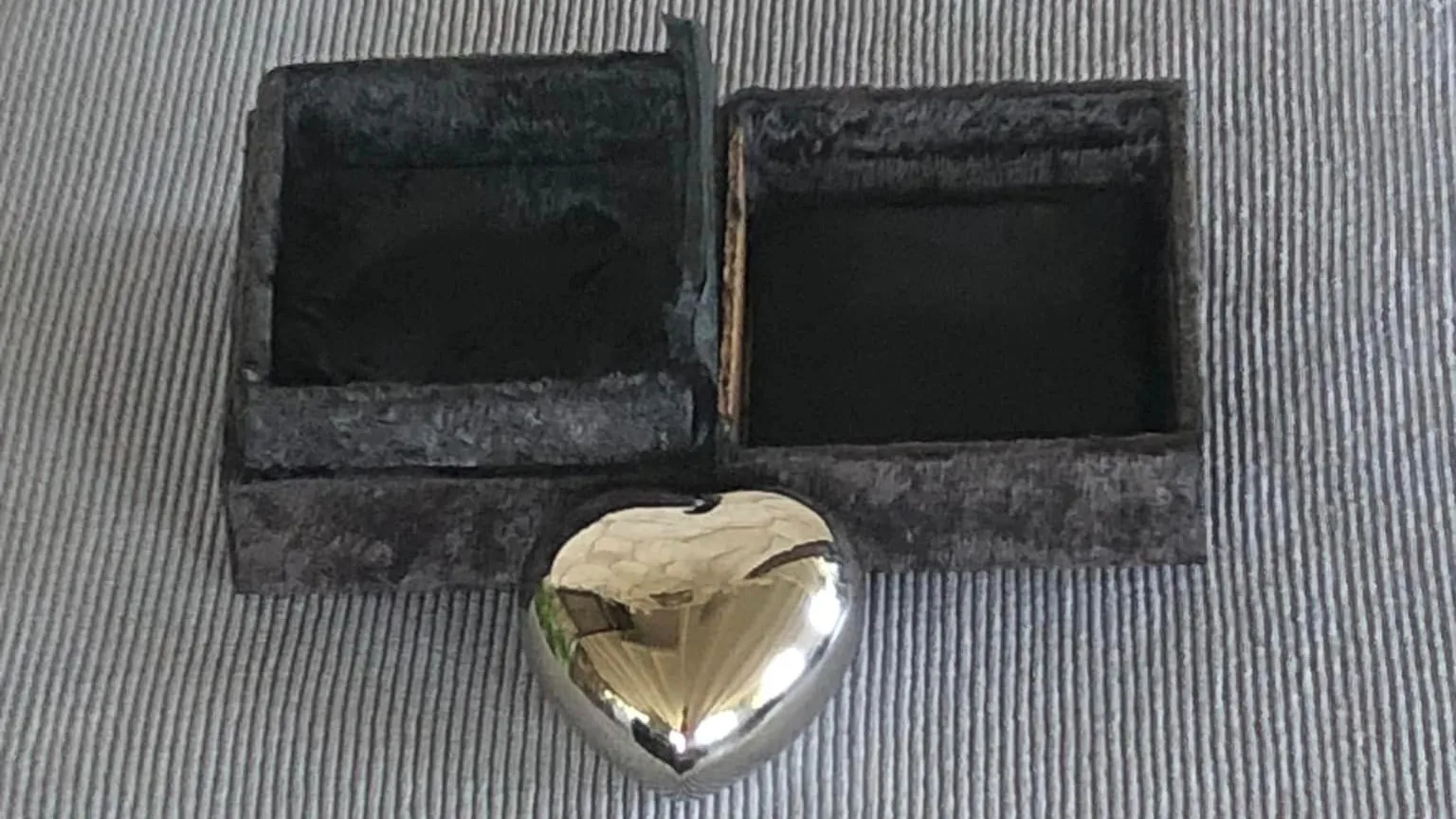 Urn met as gevonden in kringloopwinkel Hoorn