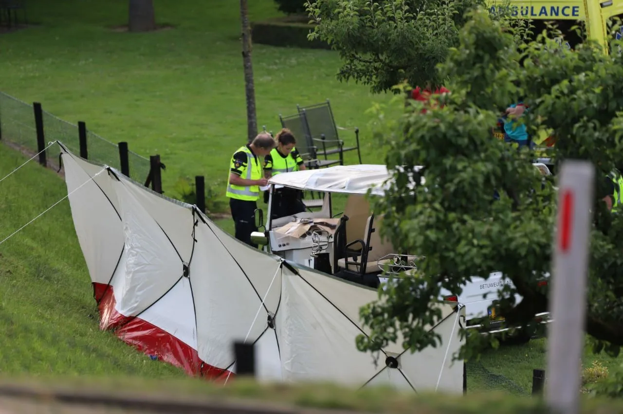 Tuktuk vliegt uit bocht in Kesteren, klapt van dijk en eindigt in tuin