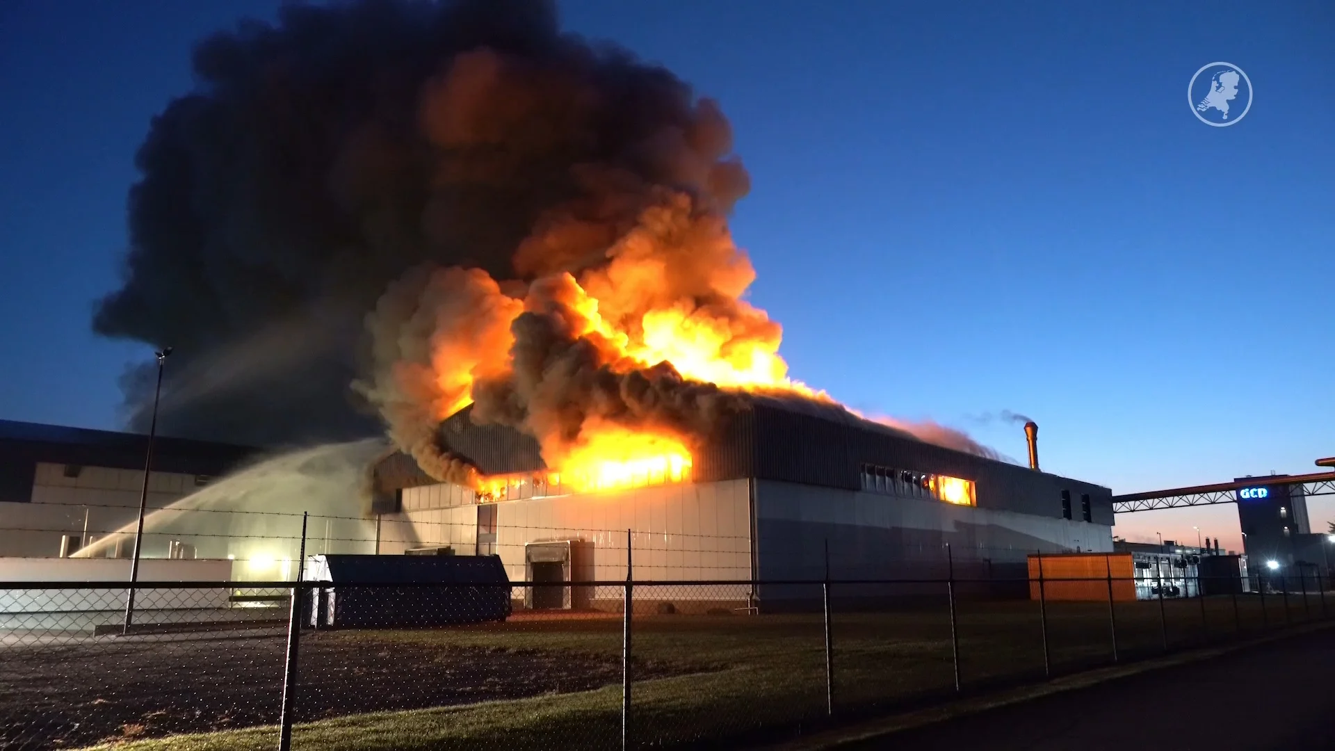 Uitslaande brand verwoest eiwittenbedrijf in Ter Apelkanaal