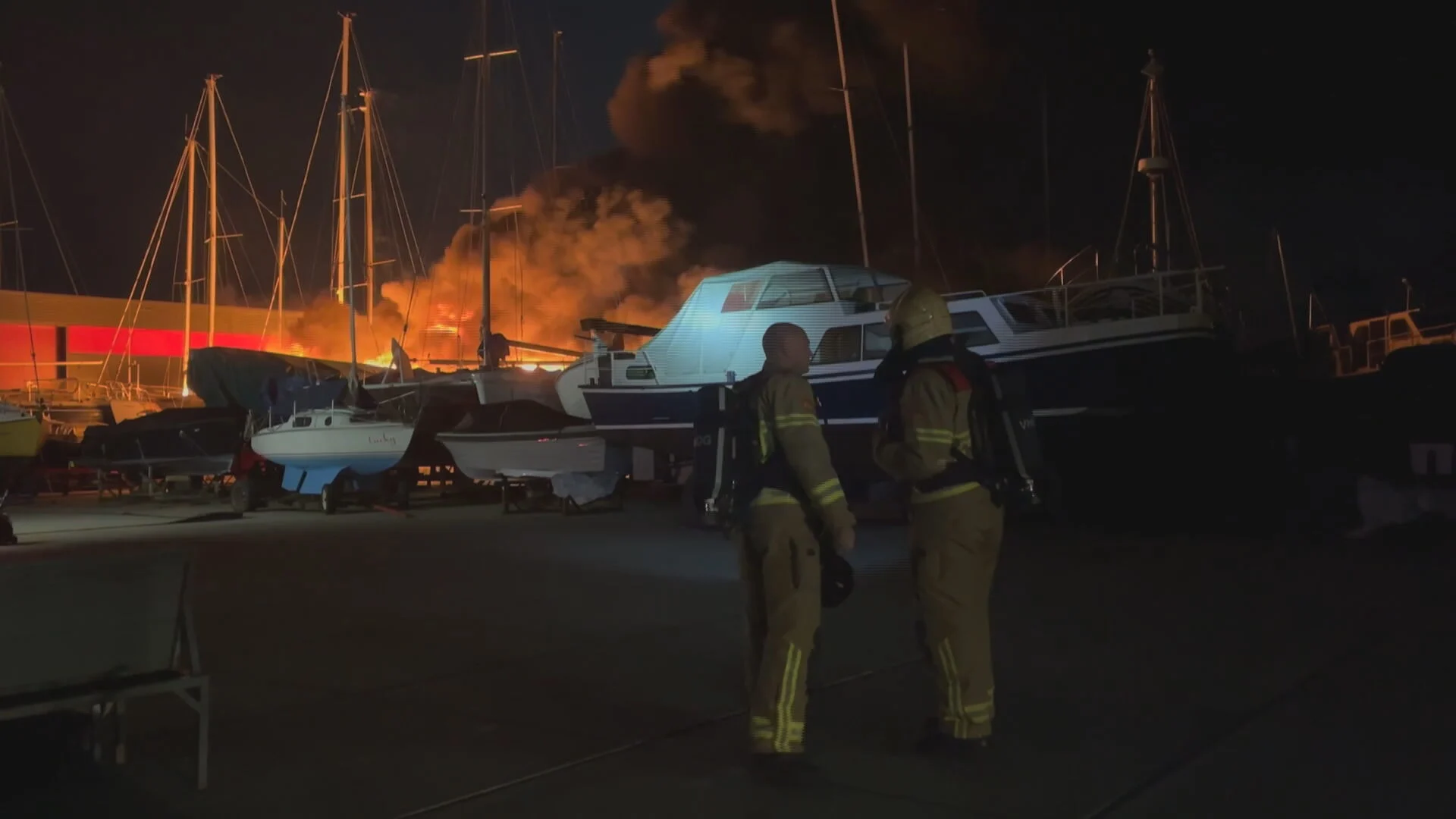 Grote brand in jachthaven in Harderwijk, tien tot vijftien schepen beschadigd