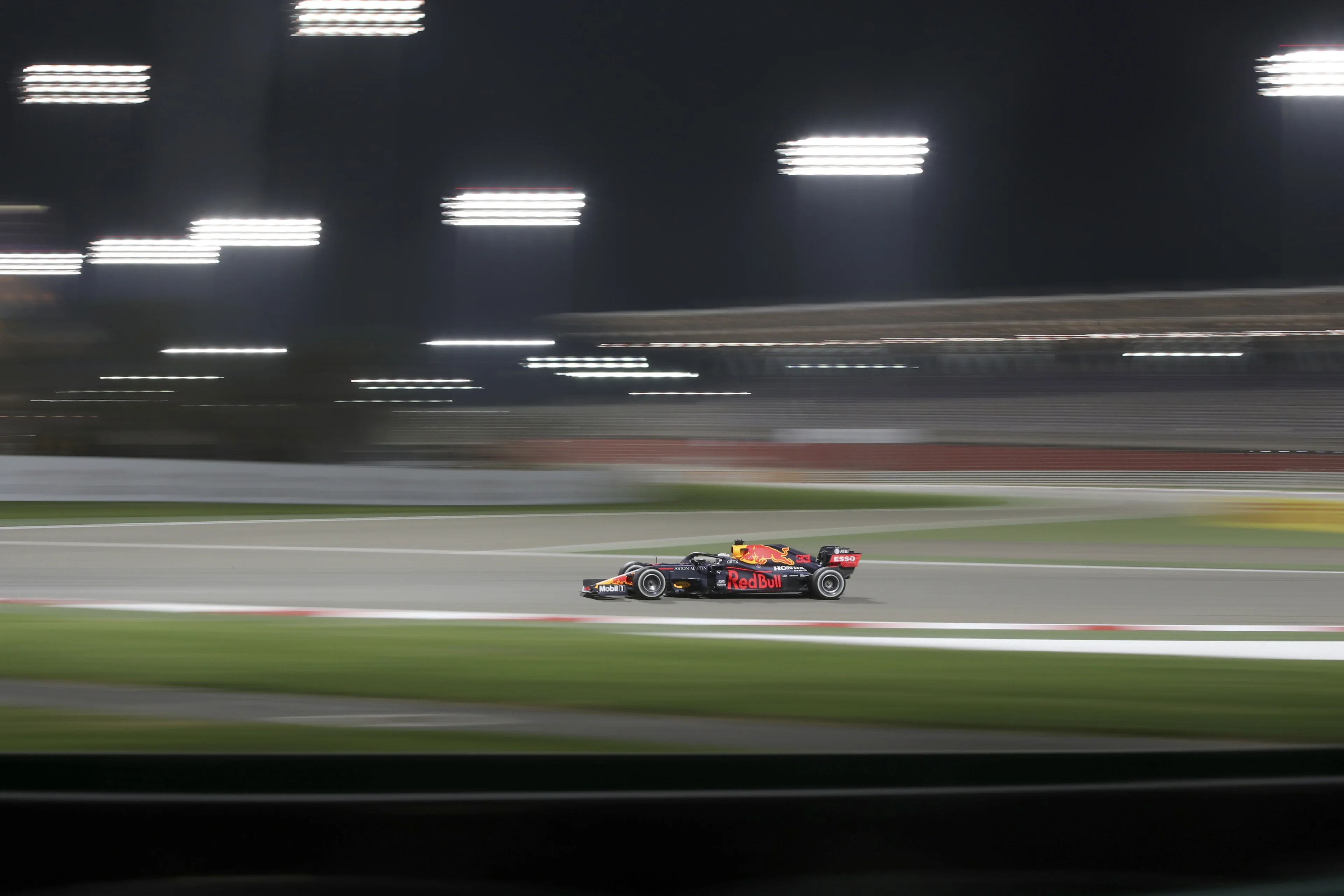 Max Verstappen eindigt als tweede in Bahrein na race met bizarre crash