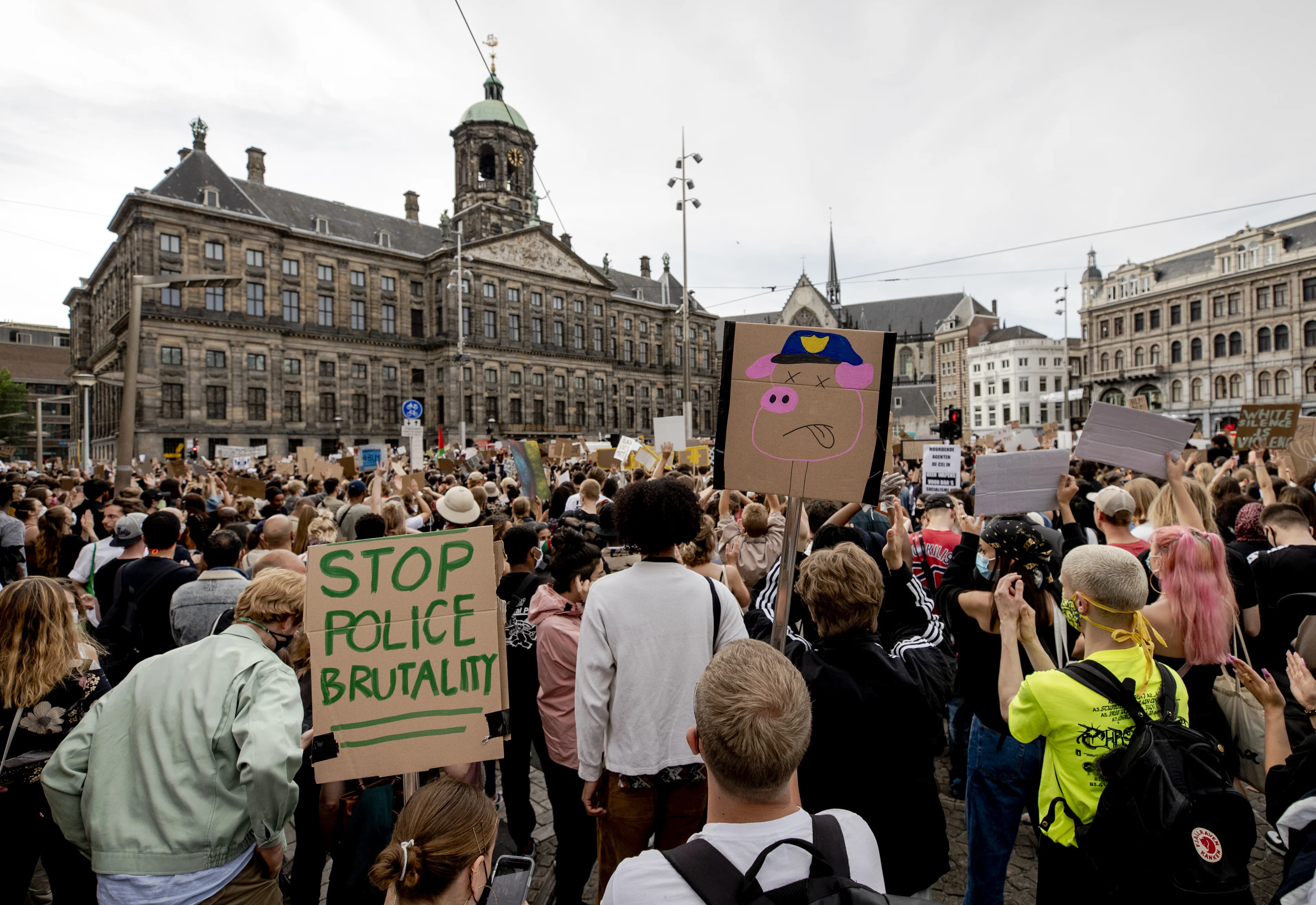 Burgemeesters roepen demonstranten Amsterdam op: 'Blijf twee weken thuis'