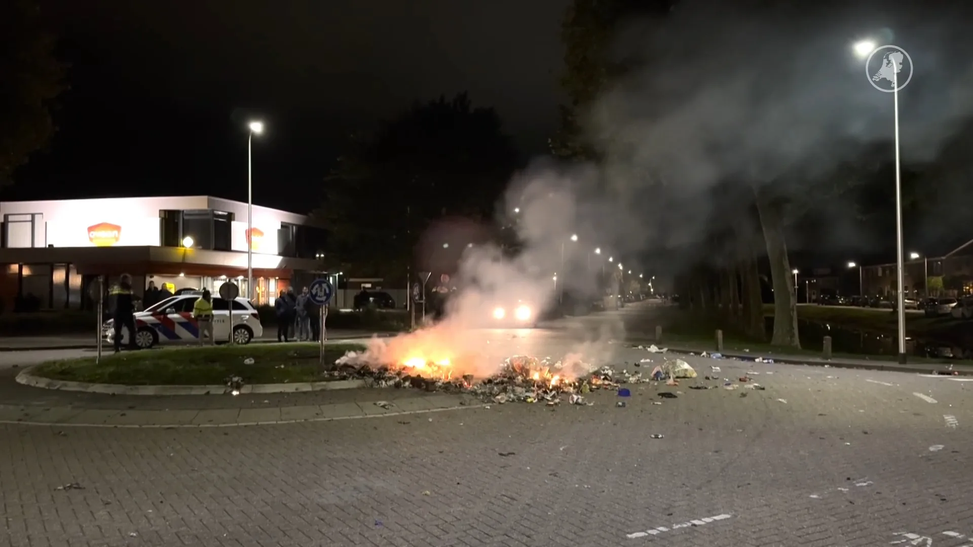 Commotie op Urk: brandstichting en bekladding om regenboogvlag politiebureau