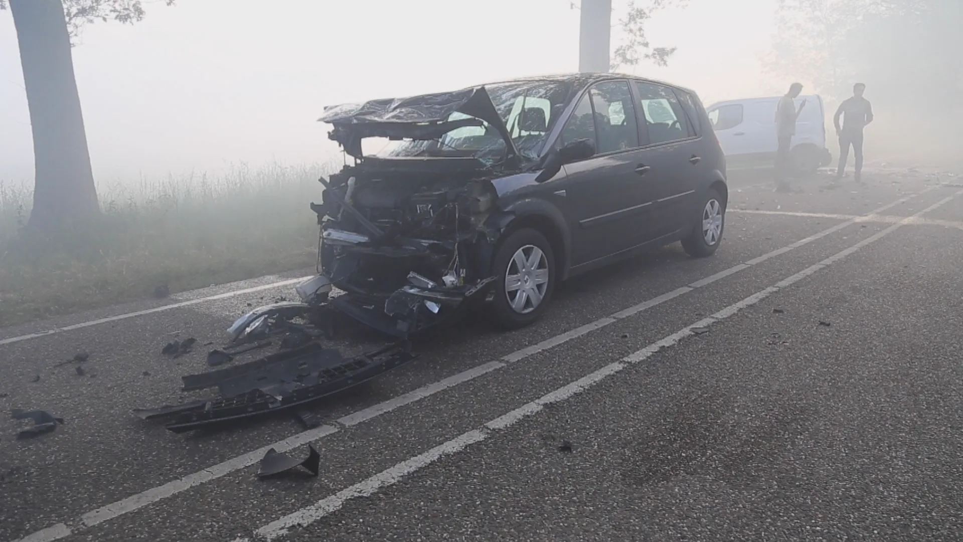 Slecht zicht door smeulende brand in Deurnese Peel: zes auto's botsen op elkaar