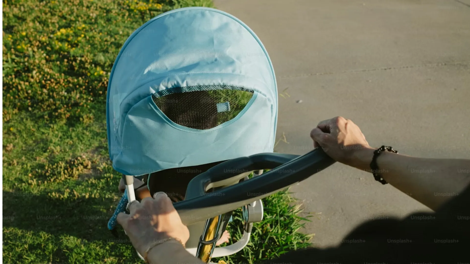 Familie zoekt reddende engel na brute diefstal kinderwagen bij station Alkmaar
