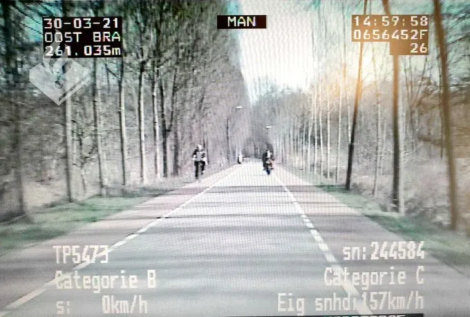 Snelheidsduivel rijdt bijna 100 km/u te hard en raakt motorrijbewijs kwijt