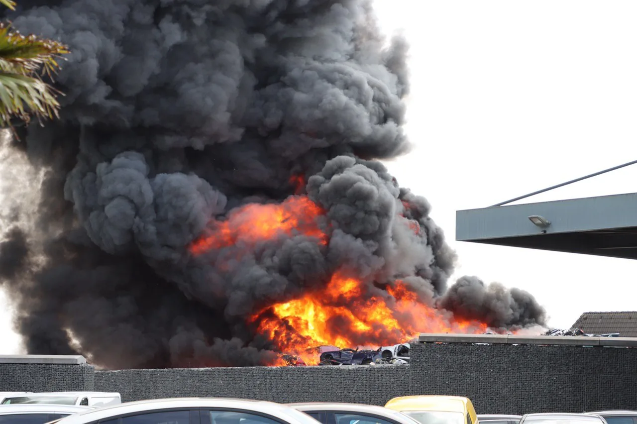 Brand autobedrijf in De Lutte onder controle