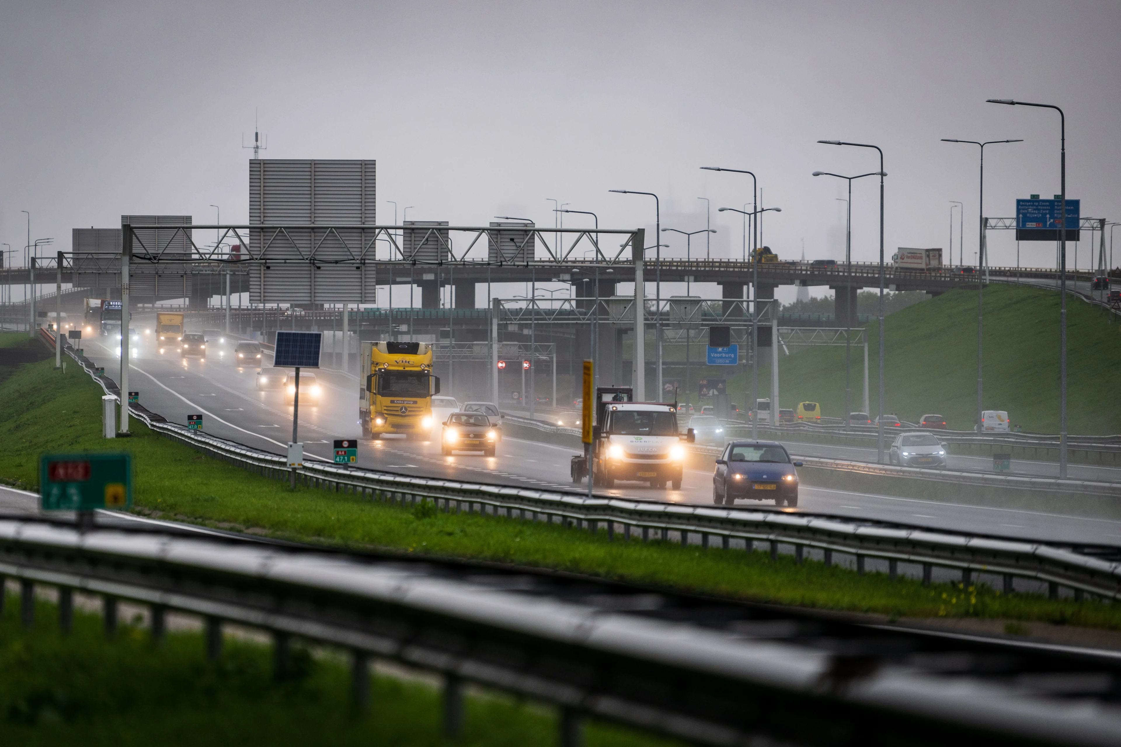 Twee rijbanen A12 bij Rotterdam kort dicht door wateroverlast