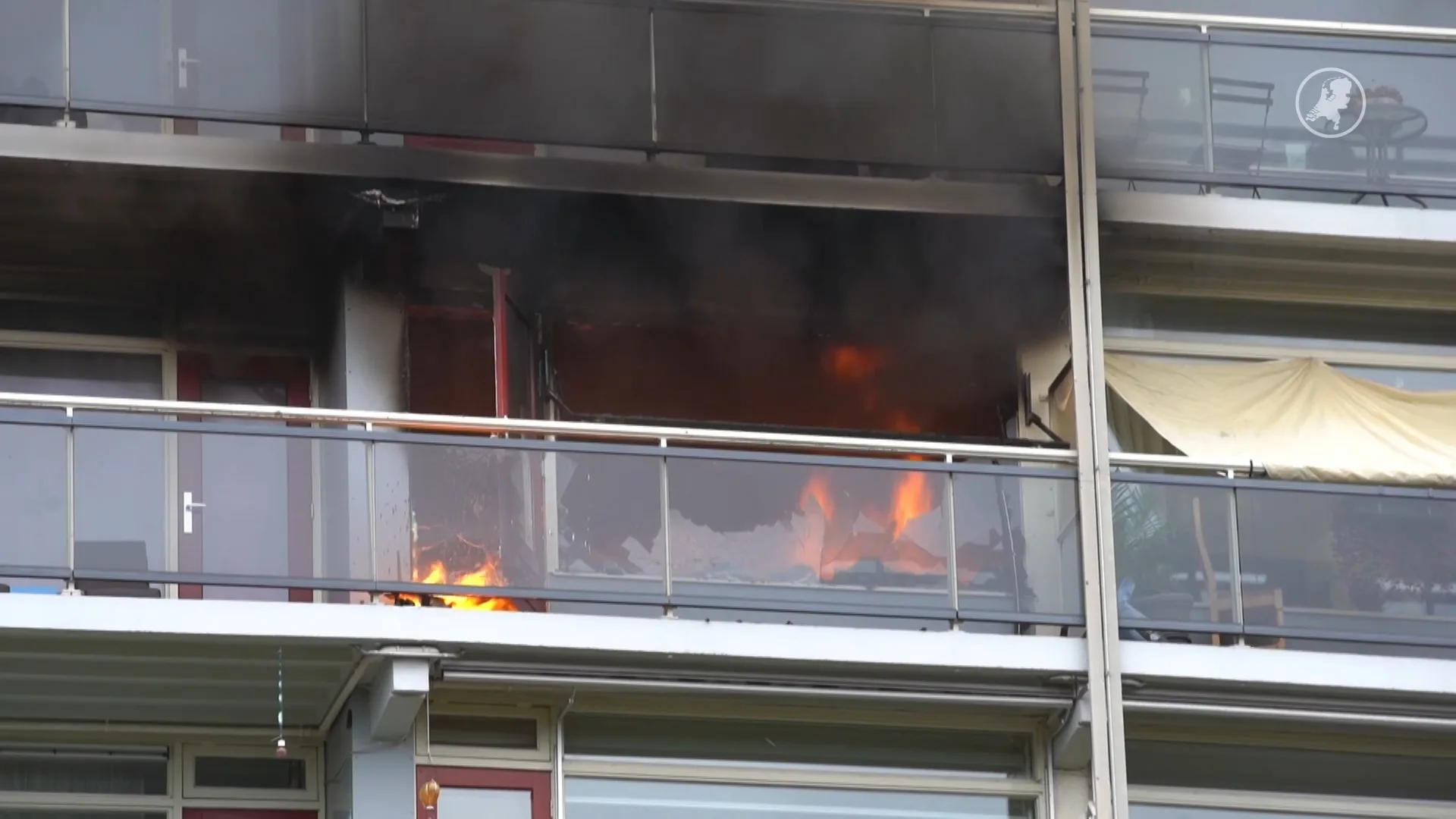 Bewoners geëvacueerd bij uitslaande flatbrand in Deventer