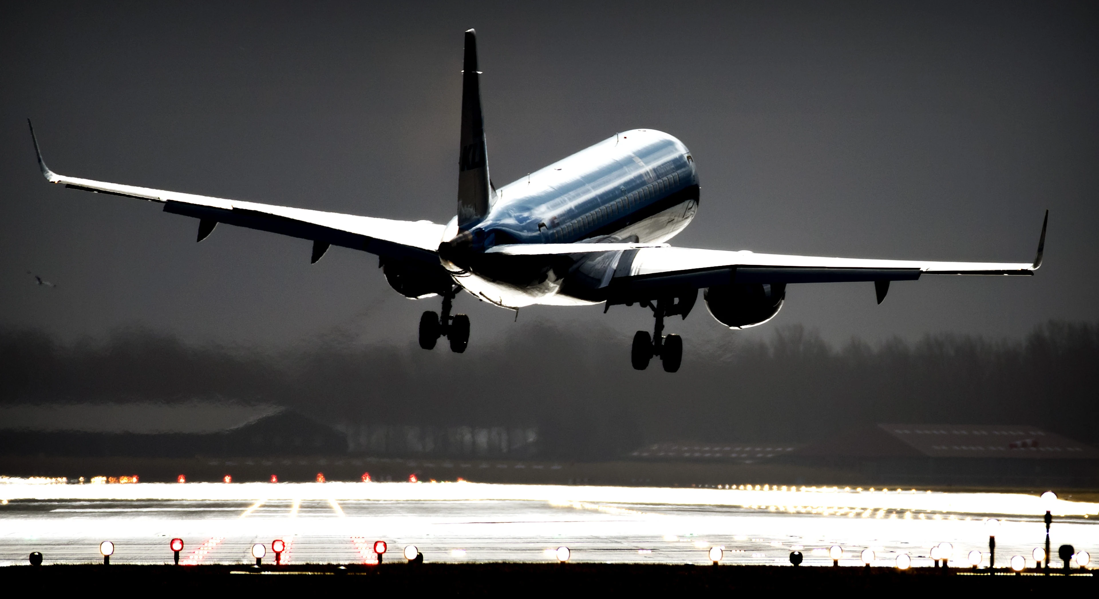 Schiphol waarschuwt: ook zondag nog vertragingen na storm Amy