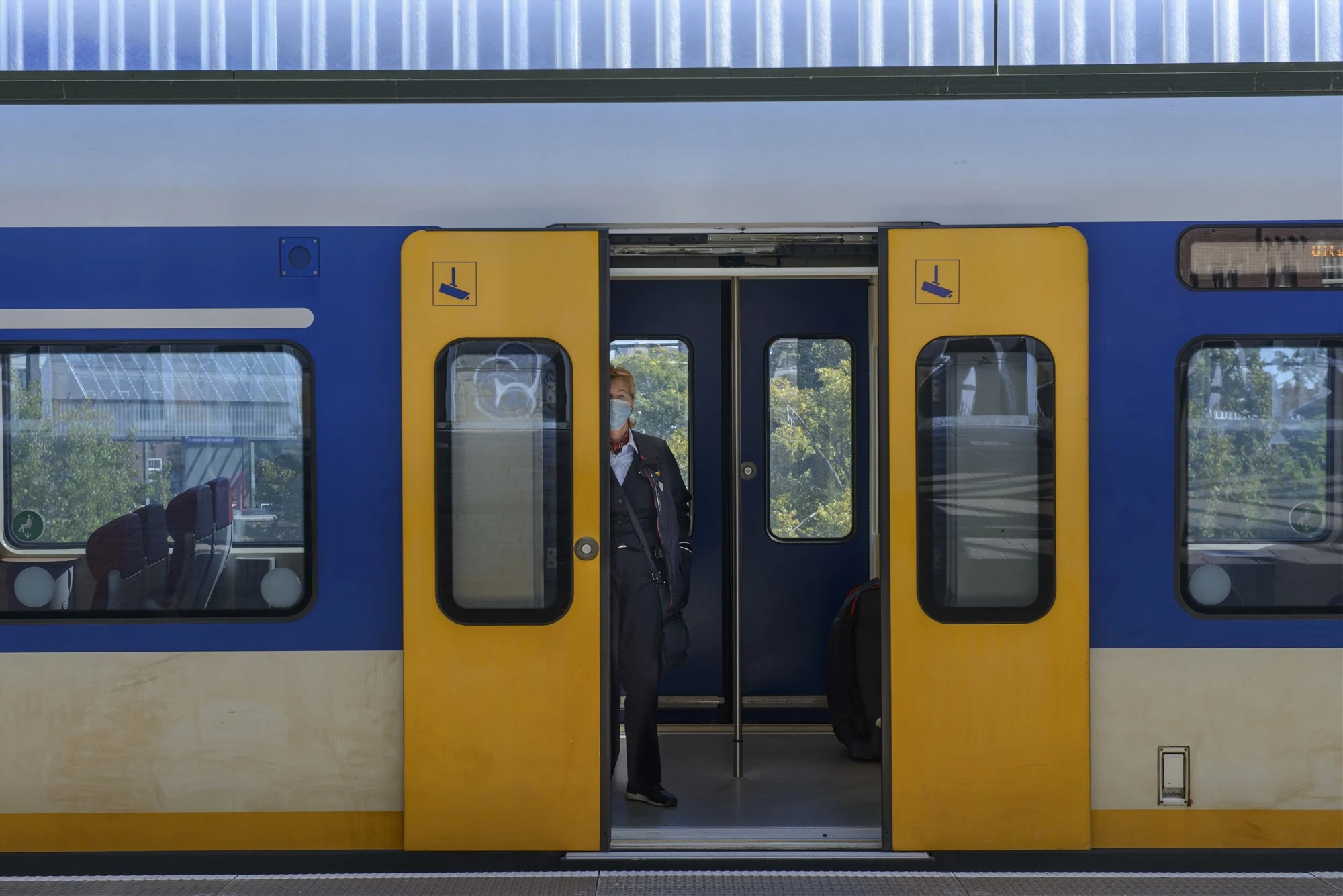 Reizigers schrikken zich rot: man gebruikt treinreis om zijn bijl te slijpen