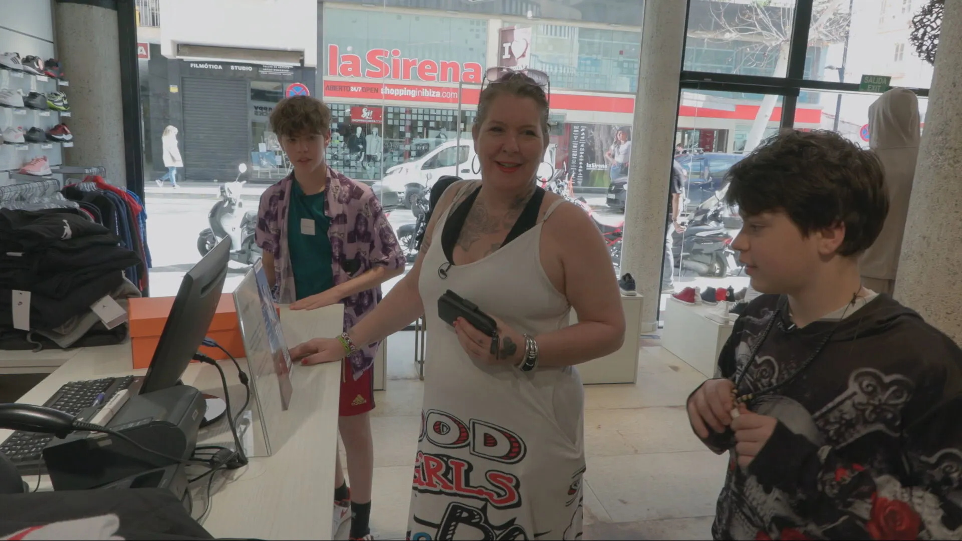 Arm gezin Steenrijk, Straatarm shopt voor honderden euro's: 'Fijn dat je zomaar iets uit het rek kan pakken'