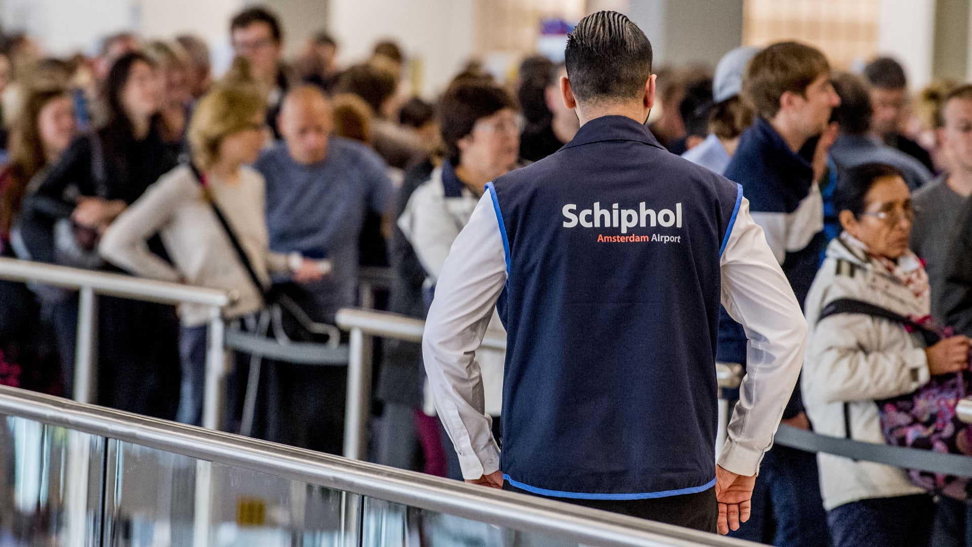 'Beveiliging Schiphol moet volledig anders' om horrorrijen in toekomst te voorkomen